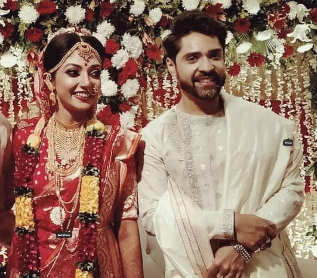 • দেবলীনা বাবা-মায়ের একমাত্র মেয়ে । তাই মনে খুলে তাঁর বিয়ের আয়োজন করেছেন সকলে।তবে করোনার কারণে মন মতো ধুমধাম করতে পারেননি । ঘনিষ্ঠ পরিজন আর বন্ধুবান্ধবদের নিয়েই হয়েছে অনুষ্ঠান । ছবি-ইনস্টাগ্রাম । • দেবলীনা বাবা-মায়ের একমাত্র মেয়ে । তাই মনে খুলে তাঁর বিয়ের আয়োজন করেছেন সকলে।তবে করোনার কারণে মন মতো ধুমধাম করতে পারেননি । ঘনিষ্ঠ পরিজন আর বন্ধুবান্ধবদের নিয়েই হয়েছে অনুষ্ঠান । ছবি-ইনস্টাগ্রাম ।