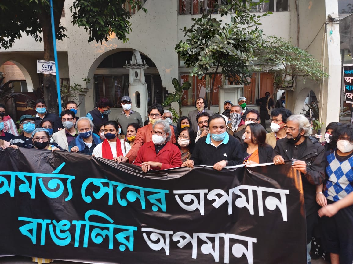 রবিবারের প্রতিবাদ সভা থেকে চিত্রশিল্পী শুভাপ্রসন্ন বলেন রবিবারের প্রতিবাদ সভা থেকে চিত্রশিল্পী শুভাপ্রসন্ন বলেন