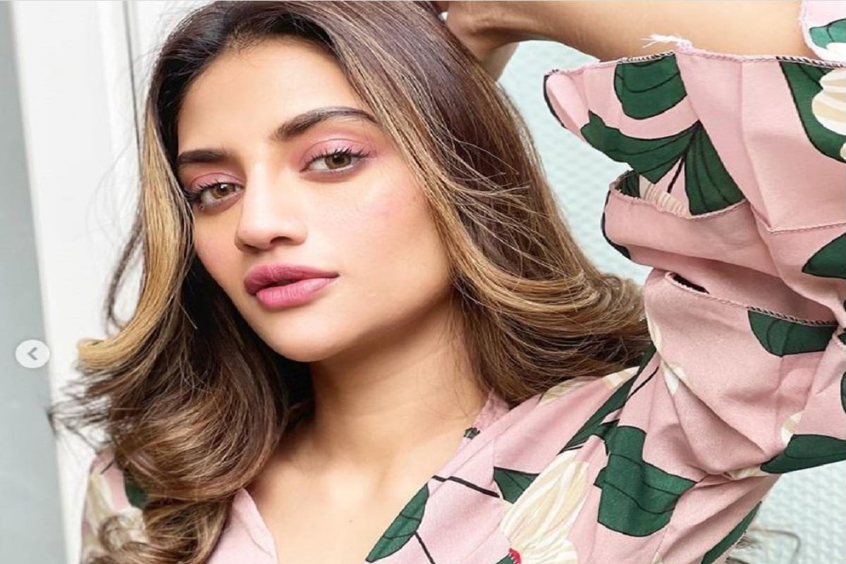 নুসরত। টলিউডের জনপ্রিয় অভিনেত্রী। সেই সঙ্গে তিনি একজন সাংসদ। দুটো দায়িত্বই তিনি দক্ষতার সঙ্গে সামলাচ্ছেন। কয়েকদিন আগেই নতুন ছবির শ্যুটিং শেষ করে কলকাতায় ফিরেছেন তিনি। নতুন ছবি, সাংসদ পদের দায়িত্ব সব কিছু নিয়ে সব সময় ব্যস্ত থাকেন তিনি। photo source Instagram নুসরত। টলিউডের জনপ্রিয় অভিনেত্রী। সেই সঙ্গে তিনি একজন সাংসদ। দুটো দায়িত্বই তিনি দক্ষতার সঙ্গে সামলাচ্ছেন। কয়েকদিন আগেই নতুন ছবির শ্যুটিং শেষ করে কলকাতায় ফিরেছেন তিনি। নতুন ছবি, সাংসদ পদের দায়িত্ব সব কিছু নিয়ে সব সময় ব্যস্ত থাকেন তিনি। photo source Instagram