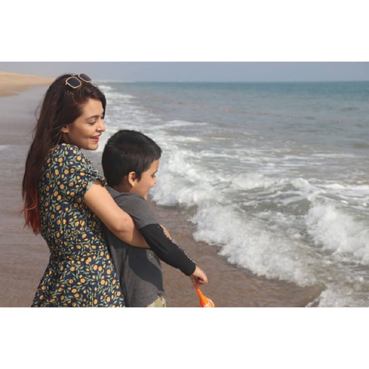 সহজের জন্মের পরই সম্পর্কে তিক্ততা শুরু হয় তাঁদের। পরিণতি ডিভোর্স। মা প্রিয়াঙ্কার সঙ্গেই থাকে ছোট্ট সহজ। কিন্তু মাঝে মধ্যে বাবা রাহুলের কাছেও থাকে সে। বাবা মায়ের সম্পর্ক যাই হোক না কেন, ছেলে মন চাইলে যার কাছে ইচ্ছে থাকতে পারে। তবে বেশির ভাগ সময় থাকে মায়ের সাথেই। photo source Instagram সহজের জন্মের পরই সম্পর্কে তিক্ততা শুরু হয় তাঁদের। পরিণতি ডিভোর্স। মা প্রিয়াঙ্কার সঙ্গেই থাকে ছোট্ট সহজ। কিন্তু মাঝে মধ্যে বাবা রাহুলের কাছেও থাকে সে। বাবা মায়ের সম্পর্ক যাই হোক না কেন, ছেলে মন চাইলে যার কাছে ইচ্ছে থাকতে পারে। তবে বেশির ভাগ সময় থাকে মায়ের সাথেই। photo source Instagram