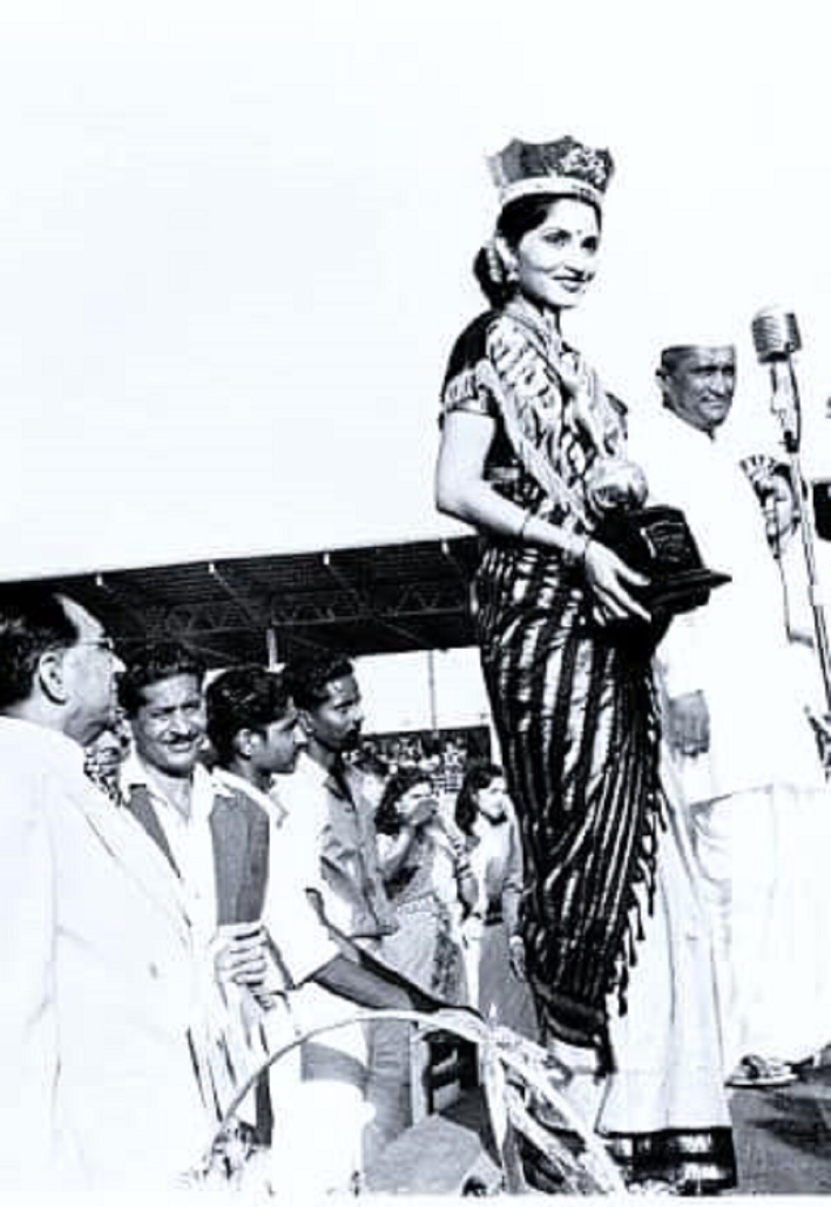 সব থেকে অবাক করা বিষয় হল, মিস ইউনিভার্স প্রতিযোগীতার সময় বিকিনির সঙ্গে তিনি কপালে টিপ ও মাথায় ফুলের গজরা লাগিয়েছিলেন। তিনি ভারতের ঐতিহ্যকে সারা পৃথিবীর সামনে তুলে ধরেছিলেন। photo source collected সব থেকে অবাক করা বিষয় হল, মিস ইউনিভার্স প্রতিযোগীতার সময় বিকিনির সঙ্গে তিনি কপালে টিপ ও মাথায় ফুলের গজরা লাগিয়েছিলেন। তিনি ভারতের ঐতিহ্যকে সারা পৃথিবীর সামনে তুলে ধরেছিলেন। photo source collected