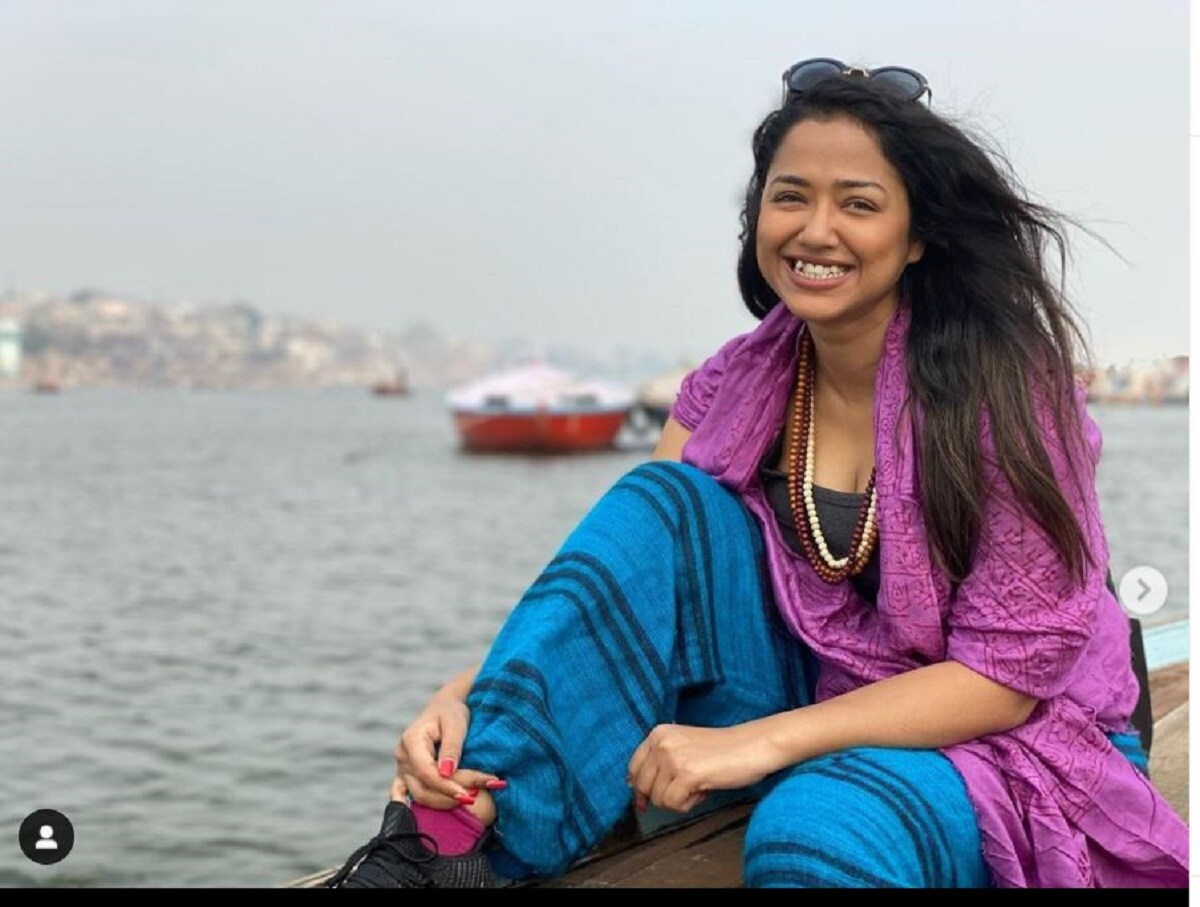 বেনারসের ঘাটে ঘাটে তিনি আলু-থালু পোশাকে ঘুরে বেড়াচ্ছেন। নো মেক আপ লুকে একেবারে অন্যরূপে ধরা দিলেন তিনি। photo source collected বেনারসের ঘাটে ঘাটে তিনি আলু-থালু পোশাকে ঘুরে বেড়াচ্ছেন। নো মেক আপ লুকে একেবারে অন্যরূপে ধরা দিলেন তিনি। photo source collected