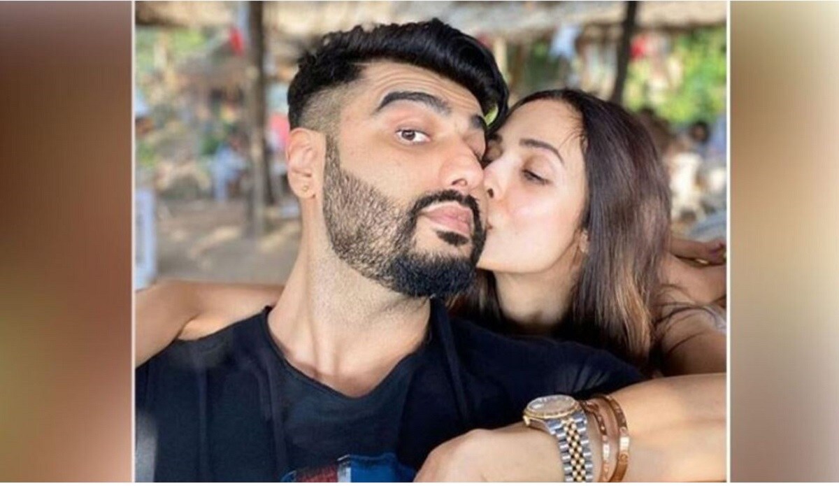 মালাইকা ও অর্জুনের প্রেমটা জমেছিল জিমেই। সে সময় তিনি আরবাজ খানের স্ত্রী। বয়সে অর্জুন মালাইকা থেকে প্রায় ১৫ বছরের ছোট। মালাইকার একটি ছেলেও রয়েছে। ডিভোর্সের পর অর্জুনের সঙ্গেই আছেন মালাইকা। photo source Instagram মালাইকা ও অর্জুনের প্রেমটা জমেছিল জিমেই। সে সময় তিনি আরবাজ খানের স্ত্রী। বয়সে অর্জুন মালাইকা থেকে প্রায় ১৫ বছরের ছোট। মালাইকার একটি ছেলেও রয়েছে। ডিভোর্সের পর অর্জুনের সঙ্গেই আছেন মালাইকা। photo source Instagram