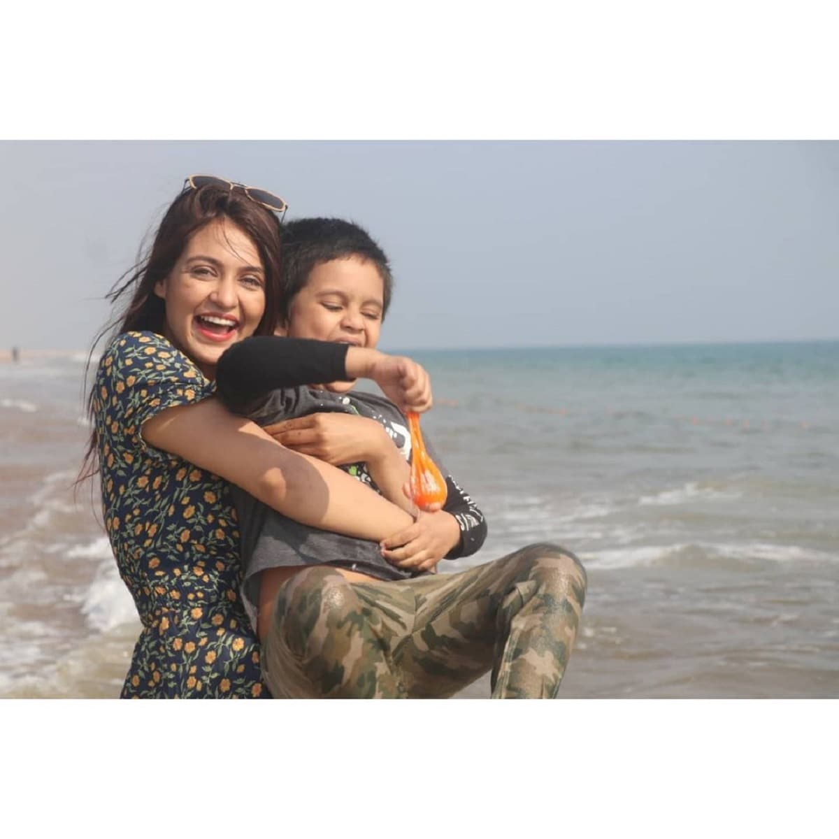 করোনার জন্য বহুদিন গৃহবন্দি থাকতে হয়েছে তাঁদের। ছোট্ট ছেলেকে নিয়েই বাড়িতে কাটিয়েছেন প্রিয়াঙ্কা। এবার করোনার দাপট সামান্য কমতেই ছেলেকে নিয়ে সমুদ্রে বেড়াতে চলে যান তিনি। photo source Instagram করোনার জন্য বহুদিন গৃহবন্দি থাকতে হয়েছে তাঁদের। ছোট্ট ছেলেকে নিয়েই বাড়িতে কাটিয়েছেন প্রিয়াঙ্কা। এবার করোনার দাপট সামান্য কমতেই ছেলেকে নিয়ে সমুদ্রে বেড়াতে চলে যান তিনি। photo source Instagram