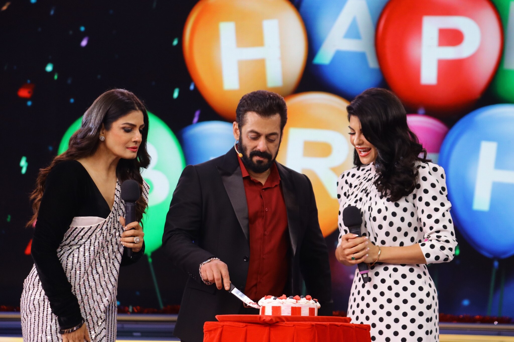 অ্যালি কেক লেপে দেন নিক্কির মুখে। কিন্তু নিক্কি মনে করেন আরশি ধববা। সোনালি, রুবিনা, আরশি, অভিনব, রাহুল মহাজন মনে করেন বিকাশ সব চেয়ে বড় ধববা। বিকাশের মুখ ভরে যায় কেক-এ। অ্যালি কেক লেপে দেন নিক্কির মুখে। কিন্তু নিক্কি মনে করেন আরশি ধববা। সোনালি, রুবিনা, আরশি, অভিনব, রাহুল মহাজন মনে করেন বিকাশ সব চেয়ে বড় ধববা। বিকাশের মুখ ভরে যায় কেক-এ।