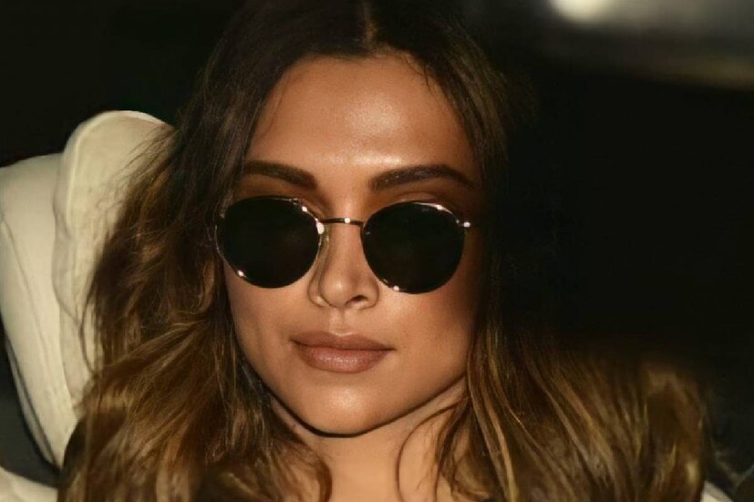 স্থানকাল বুঝে সেলিব্রিটিদের চশমাতেও আসে ভিন্নতা। শুধু মাত্র সূর্যের অতিবেগুনি রশ্মি থেকে চোখকে সুরক্ষিত রাখার জন্য সানগ্লাস পরা হয়, তা একেবারেই নয়। এখন চলো পাল্টাই-এর যুগ। যেমন বলিউড তারকা দীপিকা পাডুকোনের পছন্দ হাল্কা ফ্রেমের সানগ্লাস।  (লেখা- সোমোশ্রী দাস)