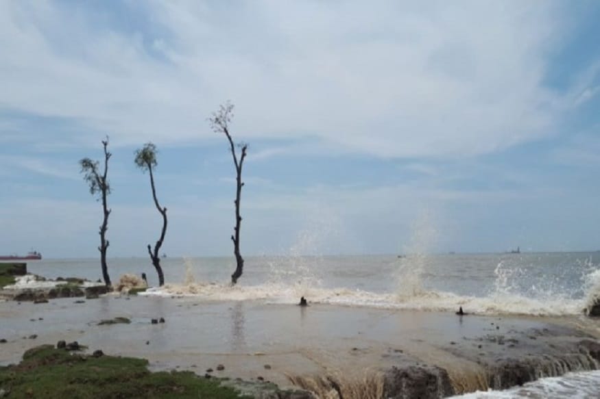 •এর প্রভাবে কেরালা ও তামিলনাড়ু বেশ কয়েকটি উপকূলীয় জেলা ক্ষতির আশঙ্কা।প্রবল বৃষ্টিপাত হবে এই দুই রাজ্যের বিভিন্ন জেলায় একইসঙ্গে সংলগ্ন অন্ধপ্রদেশ ও সংলগ্ন এলাকায় ভারী বৃষ্টির পূর্বাভাস। ভারী বৃষ্টি চলবে শনিবার পর্যন্ত।দক্ষিণ-পশ্চিম বঙ্গোপসাগর সহ উপকূলীয় এলাকায় মৎস্যজীবীদের সমুদ্রে যেতে নিষেধ করা হয়েছে। •এর প্রভাবে কেরালা ও তামিলনাড়ু বেশ কয়েকটি উপকূলীয় জেলা ক্ষতির আশঙ্কা।প্রবল বৃষ্টিপাত হবে এই দুই রাজ্যের বিভিন্ন জেলায় একইসঙ্গে সংলগ্ন অন্ধপ্রদেশ ও সংলগ্ন এলাকায় ভারী বৃষ্টির পূর্বাভাস। ভারী বৃষ্টি চলবে শনিবার পর্যন্ত।দক্ষিণ-পশ্চিম বঙ্গোপসাগর সহ উপকূলীয় এলাকায় মৎস্যজীবীদের সমুদ্রে যেতে নিষেধ করা হয়েছে।
