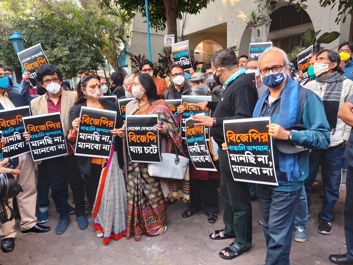 রবিবারে প্রতিবাদ সভায় সামিল ছিলেন বিশ্বভারতী অধ্যাপক তথা চিত্রশিল্পী যোগেন চৌধুরী। বিশ্বভারতীর ভূমিকাকে তিনি কঠোরভাবেই সমালোচনা করেন রবিবারের প্রতিবাদ সভা থেকে। তিনি বলেন রবিবারে প্রতিবাদ সভায় সামিল ছিলেন বিশ্বভারতী অধ্যাপক তথা চিত্রশিল্পী যোগেন চৌধুরী। বিশ্বভারতীর ভূমিকাকে তিনি কঠোরভাবেই সমালোচনা করেন রবিবারের প্রতিবাদ সভা থেকে। তিনি বলেন