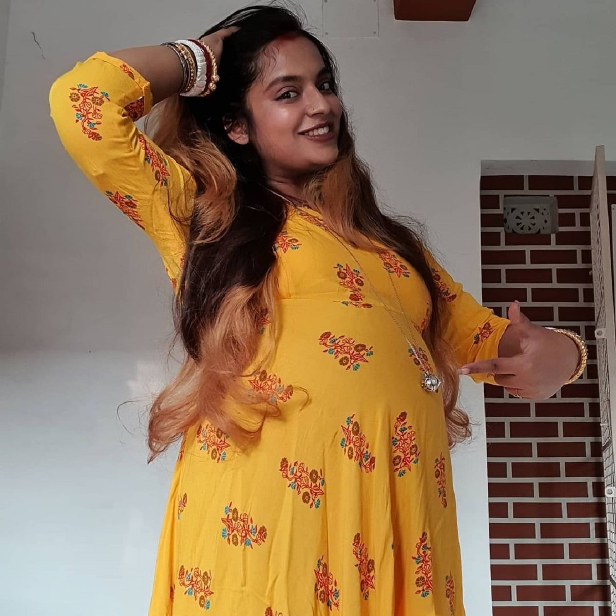 নিজের ইনস্টাগ্রাম হ্যান্ডেলে ছবি শেয়ার করে কিছুদিন আগেই সে কথা সকলকে জানিয়েছেন অভিনেত্রী। বেবি বাম্পের ছবিও পোস্ট করেছেন তিনি। এবার ফের আরও কিছু ছবি শেয়ার করলেন তিনি। photo source Instagram নিজের ইনস্টাগ্রাম হ্যান্ডেলে ছবি শেয়ার করে কিছুদিন আগেই সে কথা সকলকে জানিয়েছেন অভিনেত্রী। বেবি বাম্পের ছবিও পোস্ট করেছেন তিনি। এবার ফের আরও কিছু ছবি শেয়ার করলেন তিনি। photo source Instagram