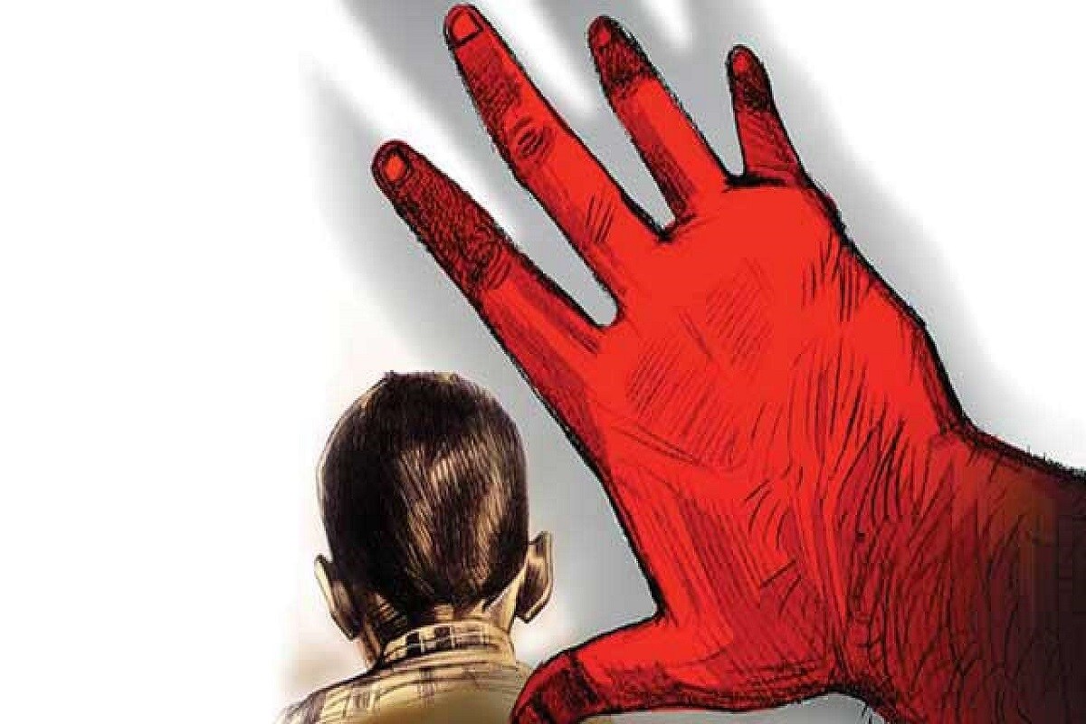 • পুলিশের দাবি, গোটা ঘটনার কথাই স্বীকার করে নিয়েছে অভিযুক্ত । পর্নোগ্রাফিতে আসক্ত ছিল সে । দিদির ফোন থেকে বিশেষত চাইল্ড পর্নোগ্রাফি দেখত । শুধু তাই নয়, সমস্ত সার্চ হিস্ট্রিও ডিলিট করে দিত । কিন্তু শেষ ট্যাবটি সে দিন ডিলিট করতে ভুলে যায় ওই যুবক । সেখান থেকেই দেখা যায়, গুগলে সে ‘হাউ টু ডিলিট সার্ট হিস্ট্রি’ লিখে সার্চ করেছিল । প্রতীকী চিত্র । • পুলিশের দাবি, গোটা ঘটনার কথাই স্বীকার করে নিয়েছে অভিযুক্ত । পর্নোগ্রাফিতে আসক্ত ছিল সে । দিদির ফোন থেকে বিশেষত চাইল্ড পর্নোগ্রাফি দেখত । শুধু তাই নয়, সমস্ত সার্চ হিস্ট্রিও ডিলিট করে দিত । কিন্তু শেষ ট্যাবটি সে দিন ডিলিট করতে ভুলে যায় ওই যুবক । সেখান থেকেই দেখা যায়, গুগলে সে ‘হাউ টু ডিলিট সার্ট হিস্ট্রি’ লিখে সার্চ করেছিল । প্রতীকী চিত্র ।