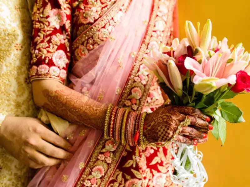 • বিয়ে করার ঝুঁকি নিতেই হবে-- প্রায় সকলকেই কোনও না কোনও দিন বিয়ে করার ঝুঁকি নিতেই হয়। বিয়ের জন্য সে ভাবে প্রস্তুত হওয়া যায় না বললেই চলে। ফলে যখন বিয়ে করতেই, তখন দেরি করে লাভ নেই। সঙ্গী পেয়ে গেলে বিয়ে করে ফেলাই ভাল। • বিয়ে করার ঝুঁকি নিতেই হবে-- প্রায় সকলকেই কোনও না কোনও দিন বিয়ে করার ঝুঁকি নিতেই হয়। বিয়ের জন্য সে ভাবে প্রস্তুত হওয়া যায় না বললেই চলে। ফলে যখন বিয়ে করতেই, তখন দেরি করে লাভ নেই। সঙ্গী পেয়ে গেলে বিয়ে করে ফেলাই ভাল।