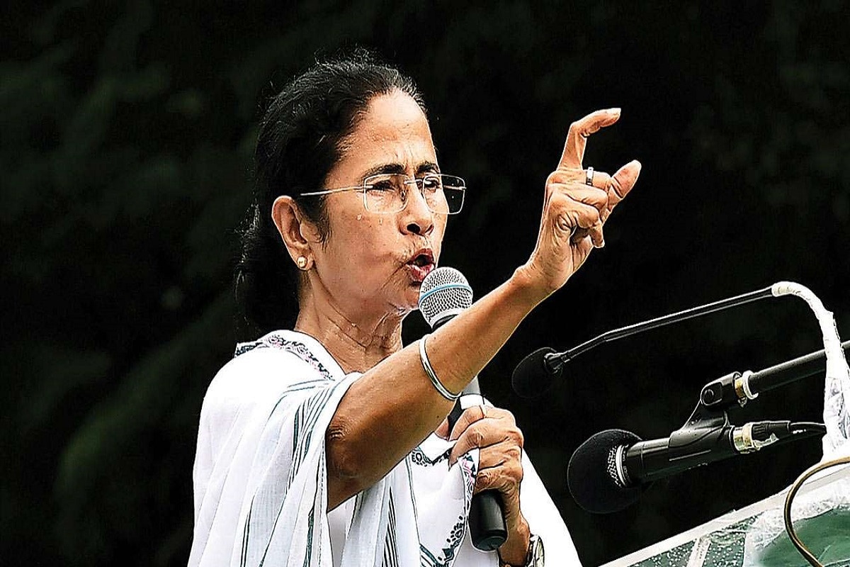 মমতা এদিনের সভা থেকে আরও বলেন, ‘বহিরাগতরা এসেছে, টাকা বিলোচ্ছে, কিন্তু কোনওভাবে কিনতে পারবে না তৃণমূল কংগ্রেসকে।’ পাল্টা দুর্নীতি নিয়ে গেরুয়া শিবিরের বিরুদ্ধে সরব তৃণমূল নেত্রী ৷ বলেন, ‘তুমি দুর্নীতি-দুর্নীতি বলে চিৎকার করো। উত্তরপ্রদেশ, বিহারে কী চলছে?বিজেপি সরকার শুধুমাত্র মিথ্যে কথা বলে ৷ সাহস থাকলে পিএম কেয়ার্সের টাকা নিয়ে শ্বেতপত্র প্রকাশ কর। কোন খবর সম্প্রচার হবে, সেটাও ঠিক করছে বিজেপির শীর্ষ নেতৃত্ব। ওরা কোভিডের টাকা কী দিয়েছে যে হিসেব চাইছে? এত বড় বড় কেলেঙ্কারি করে এখানে কোথায় কোন ব্লকে কী হয়েছে তাতে দুর্নীতি দুর্নীতি বলে চিৎকার করছে ৷ সব তো আর আমাদের হাতে থাকে না ৷ ’ File Photo মমতা এদিনের সভা থেকে আরও বলেন, ‘বহিরাগতরা এসেছে, টাকা বিলোচ্ছে, কিন্তু কোনওভাবে কিনতে পারবে না তৃণমূল কংগ্রেসকে।’ পাল্টা দুর্নীতি নিয়ে গেরুয়া শিবিরের বিরুদ্ধে সরব তৃণমূল নেত্রী ৷ বলেন, ‘তুমি দুর্নীতি-দুর্নীতি বলে চিৎকার করো। উত্তরপ্রদেশ, বিহারে কী চলছে?বিজেপি সরকার শুধুমাত্র মিথ্যে কথা বলে ৷ সাহস থাকলে পিএম কেয়ার্সের টাকা নিয়ে শ্বেতপত্র প্রকাশ কর। কোন খবর সম্প্রচার হবে, সেটাও ঠিক করছে বিজেপির শীর্ষ নেতৃত্ব। ওরা কোভিডের টাকা কী দিয়েছে যে হিসেব চাইছে? এত বড় বড় কেলেঙ্কারি করে এখানে কোথায় কোন ব্লকে কী হয়েছে তাতে দুর্নীতি দুর্নীতি বলে চিৎকার করছে ৷ সব তো আর আমাদের হাতে থাকে না ৷ ’ File Photo