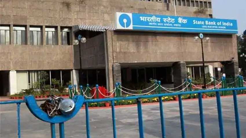 এই ছুটির তালিকা রাষ্ট্রায়ত্ব ব্যাঙ্কগুলির পাশাপাশি দেশের বেসরকারি ব্যাঙ্কগুলির ক্ষেত্রেও প্রযোজ্য ৷ রবিবার ও মাসের দ্বিতীয় ও চতুর্থ শনিবার বন্ধই থাকে ব্যাঙ্ক ৷ সেই দিনগুলির পাশাপাশি কবে কবে ছুটি রয়েছে জেনে নিন ৷ Representational Image এই ছুটির তালিকা রাষ্ট্রায়ত্ব ব্যাঙ্কগুলির পাশাপাশি দেশের বেসরকারি ব্যাঙ্কগুলির ক্ষেত্রেও প্রযোজ্য ৷ রবিবার ও মাসের দ্বিতীয় ও চতুর্থ শনিবার বন্ধই থাকে ব্যাঙ্ক ৷ সেই দিনগুলির পাশাপাশি কবে কবে ছুটি রয়েছে জেনে নিন ৷ Representational Image