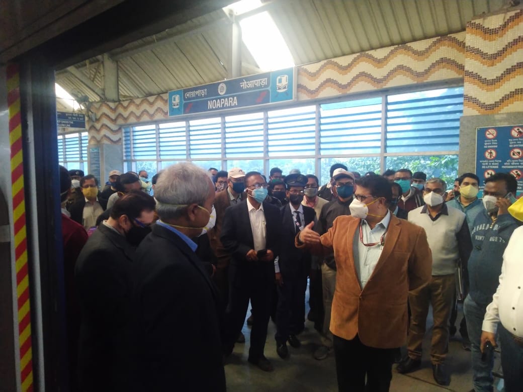 মেধা রেক নম্বর ৪১২ প্রথম গেল নোয়াপাড়া থেকে দক্ষিণেশ্বর। আপ লাইন দিয়ে ছুটল ট্রেন। তারপর দক্ষিণেশ্বর মেট্রো স্টেশনে পৌঁছয়। সেখান থেকে পিছিয়ে আসে বরাহনগর মেট্রো স্টেশনের দিকে। তারপর ওয়াই সাইডিং থেকে লাইন বদল করে মেট্রো আসে দক্ষিণেশ্বর। সেখান থেকে ডাউন লাইন ধরে মেট্রো ছোটে নোয়াপাড়ার দিকে। এভাবেই বেশ কয়েকবার চলে মেট্রোর ট্রায়াল রান। মেধা রেক নম্বর ৪১২ প্রথম গেল নোয়াপাড়া থেকে দক্ষিণেশ্বর। আপ লাইন দিয়ে ছুটল ট্রেন। তারপর দক্ষিণেশ্বর মেট্রো স্টেশনে পৌঁছয়। সেখান থেকে পিছিয়ে আসে বরাহনগর মেট্রো স্টেশনের দিকে। তারপর ওয়াই সাইডিং থেকে লাইন বদল করে মেট্রো আসে দক্ষিণেশ্বর। সেখান থেকে ডাউন লাইন ধরে মেট্রো ছোটে নোয়াপাড়ার দিকে। এভাবেই বেশ কয়েকবার চলে মেট্রোর ট্রায়াল রান।
