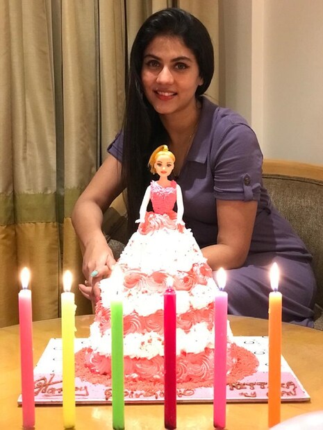 আজ সিনেমার শ্যুটিং ফ্লোরেই তাঁর জন্মদিন পালন করা হল। ছবির সকলে মিলে কেক কেটে, নানা উপহার দিয়ে পালন করলেন অভিনেত্রীর জন্মদিন। 