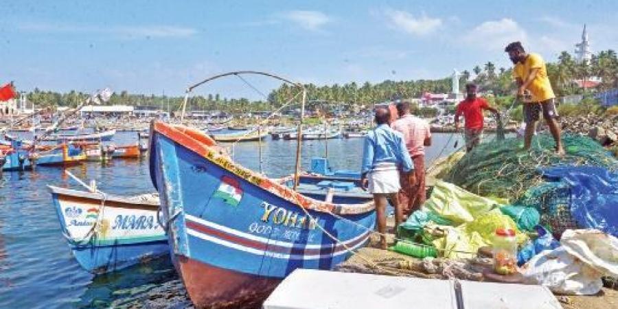 • ঘূর্ণিঝড় বুরেভির সরাসরি প্রভাব পড়বে না বাংলায়। আজ কলকাতা সহ রাজ্যে সামান্য বাড়লেও তাপমাত্রা স্বাভাবিকের কাছাকাছি থাকবে চলতি সপ্তাহে। আপাতত জাঁকিয়ে শীত এর সম্ভাবনা নেই।কলকাতায় আজ সর্বনিম্ন তাপমাত্রা ১৫.৮ ডিগ্রি সেলসিয়াস।মেঘমুক্ত আকাশে দিনের তাপমাত্রা ও স্বাভাবিক ২৮.৯ ডিগ্রি সেলসিয়াস ছিল গতকাল।বাতাসে আপেক্ষিক আদ্রতার পরিমাণ ৩৮ থেকে ৯৬ শতাংশ। • ঘূর্ণিঝড় বুরেভির সরাসরি প্রভাব পড়বে না বাংলায়। আজ কলকাতা সহ রাজ্যে সামান্য বাড়লেও তাপমাত্রা স্বাভাবিকের কাছাকাছি থাকবে চলতি সপ্তাহে। আপাতত জাঁকিয়ে শীত এর সম্ভাবনা নেই।কলকাতায় আজ সর্বনিম্ন তাপমাত্রা ১৫.৮ ডিগ্রি সেলসিয়াস।মেঘমুক্ত আকাশে দিনের তাপমাত্রা ও স্বাভাবিক ২৮.৯ ডিগ্রি সেলসিয়াস ছিল গতকাল।বাতাসে আপেক্ষিক আদ্রতার পরিমাণ ৩৮ থেকে ৯৬ শতাংশ।