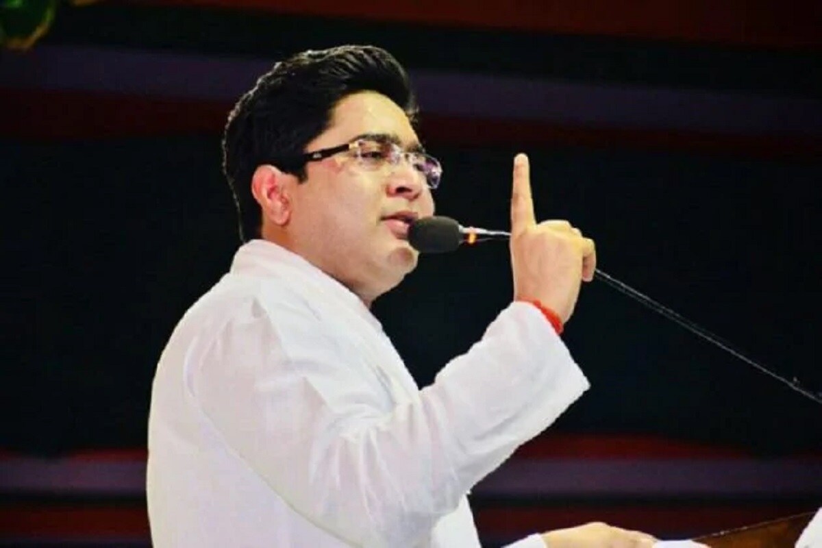 ভোট ময়দানে বিজেপির অস্ত্র হয়ে উঠেছে অভিষেক বন্দ্যোপাধ্যায়। নাম না করেই তাঁকে ভাইপো বলে কটাক্ষ করা রেওয়াজ হয়ে উঠেছে বিজেপির। তাঁকে প্রত্যহ নানা অভিযোগে অভিযুক্ত করে চলেছে বিজেপি। আসলে বিজেপির মূল লক্ষ্য জনমানসে এইটা প্রতিষ্ঠা করা যে তৃণমূলে পরিবারতন্ত্র ঢুকে গিয়েছে। এই একমুখী আক্রমণ মোকাবিলা করা তৃণমূলের কাছে এখন বড় চ্যালেঞ্জ। ভোট ময়দানে বিজেপির অস্ত্র হয়ে উঠেছে অভিষেক বন্দ্যোপাধ্যায়। নাম না করেই তাঁকে ভাইপো বলে কটাক্ষ করা রেওয়াজ হয়ে উঠেছে বিজেপির। তাঁকে প্রত্যহ নানা অভিযোগে অভিযুক্ত করে চলেছে বিজেপি। আসলে বিজেপির মূল লক্ষ্য জনমানসে এইটা প্রতিষ্ঠা করা যে তৃণমূলে পরিবারতন্ত্র ঢুকে গিয়েছে। এই একমুখী আক্রমণ মোকাবিলা করা তৃণমূলের কাছে এখন বড় চ্যালেঞ্জ।