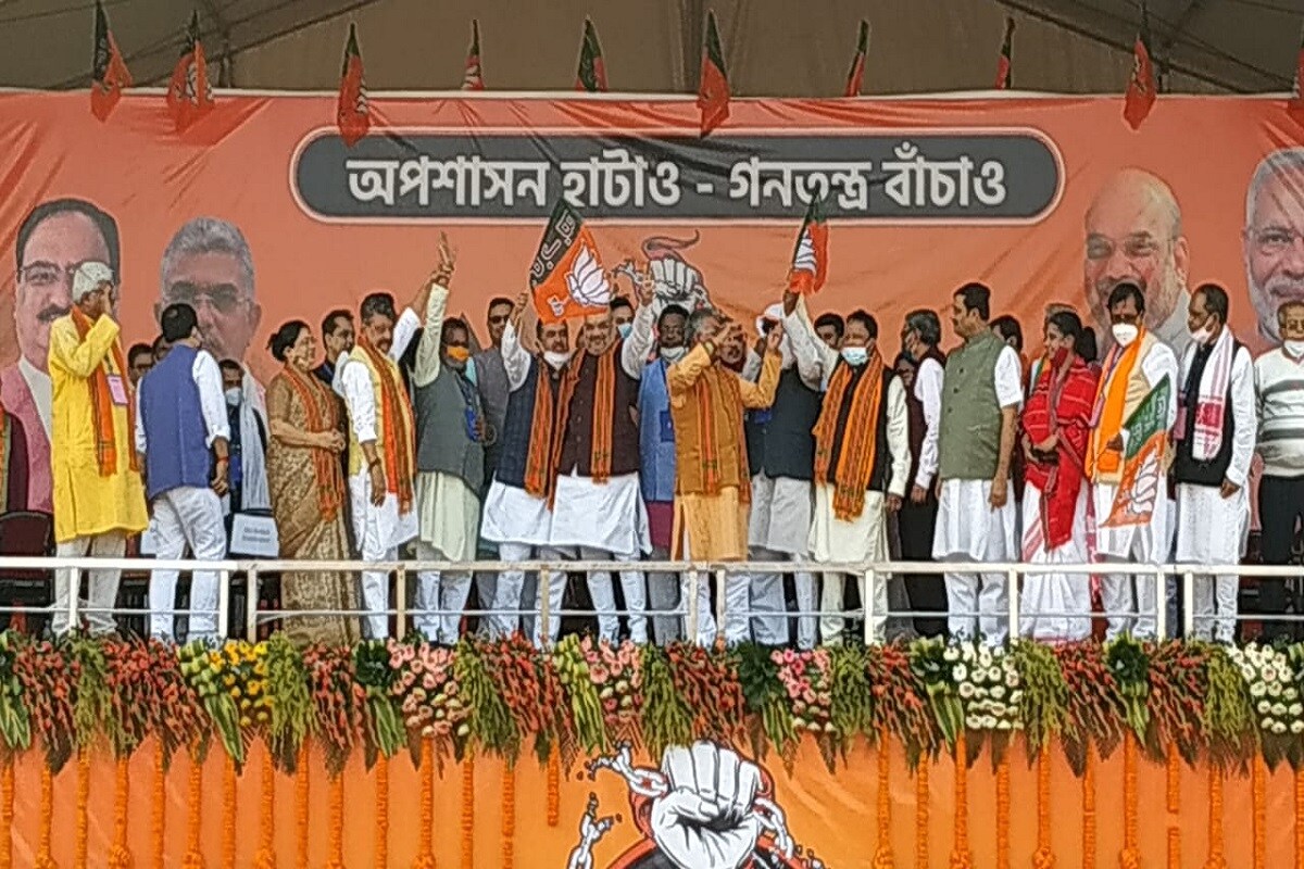 বহিরাগত তত্ত্ব সামনে আসতেই শাহ বলেন, ইন্দিরা গান্ধী যখন আসতেন মমতা তখন কী বলতেন? তাঁর মতে, এই তত্ত্ব বাংলার মানুষ মানবে না।বিজেপি কবে সিএএ ঘোষণা করবে? উত্তরে অমিত শাহ বলেন,সিএএ-এর কার্যকরী করা শুরু হবে করোনা টিকাকরণ হয়ে গেলেই। বহিরাগত তত্ত্ব সামনে আসতেই শাহ বলেন, ইন্দিরা গান্ধী যখন আসতেন মমতা তখন কী বলতেন? তাঁর মতে, এই তত্ত্ব বাংলার মানুষ মানবে না।বিজেপি কবে সিএএ ঘোষণা করবে? উত্তরে অমিত শাহ বলেন,সিএএ-এর কার্যকরী করা শুরু হবে করোনা টিকাকরণ হয়ে গেলেই।