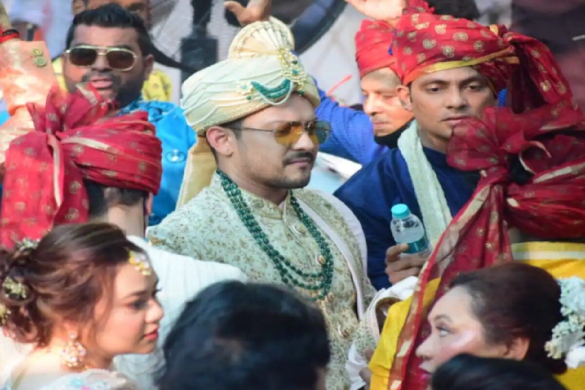 এই ছবিতে বর আদিত্য নারায়ণকে বেশ উত্তেজিত দেখাচ্ছে ৷ গানের তালে নেচে নেচে আসর মাত করেছেন আদিত্য নারায়ণ ৷ ছবি সৌজন্যে বিরল ভয়ানি ৷ এই ছবিতে বর আদিত্য নারায়ণকে বেশ উত্তেজিত দেখাচ্ছে ৷ গানের তালে নেচে নেচে আসর মাত করেছেন আদিত্য নারায়ণ ৷ ছবি সৌজন্যে বিরল ভয়ানি ৷