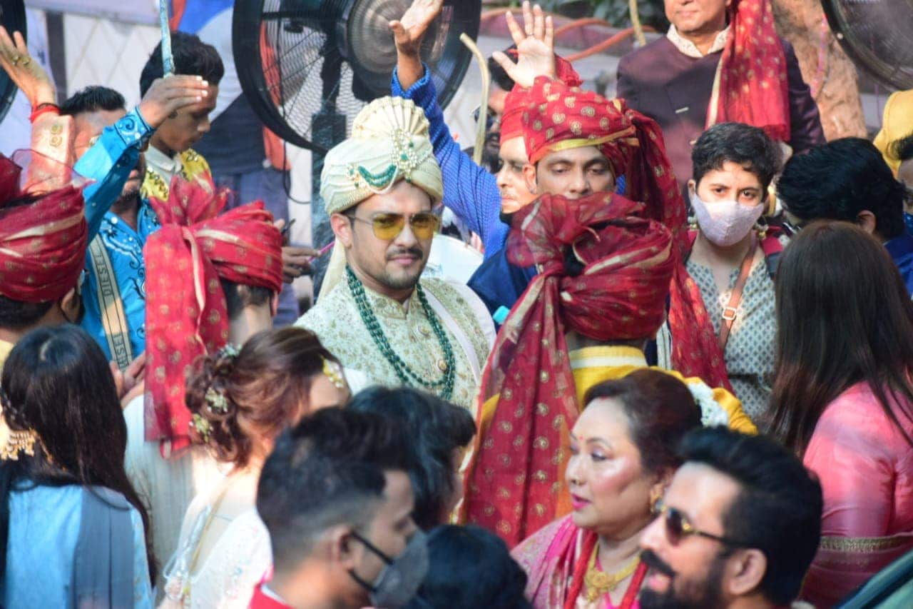আদিত্য নারায়ণের বরযাত্রীর ছবি দুর্দান্ত ভাবে ফুটে উঠেছে ৷ পোশাকও অলঙ্কারে অপরূপ সাজ দেখতে পাওয়া গিয়েছে ৷ ছবি সৌজন্যে বিরল ভয়ানি ৷ আদিত্য নারায়ণের বরযাত্রীর ছবি দুর্দান্ত ভাবে ফুটে উঠেছে ৷ পোশাকও অলঙ্কারে অপরূপ সাজ দেখতে পাওয়া গিয়েছে ৷ ছবি সৌজন্যে বিরল ভয়ানি ৷