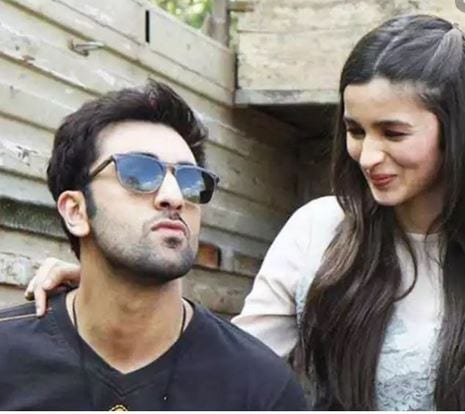 বিয়ে নিয়ে এবার প্রথমবার মুখ খুললেন রণবীর ৷ এক ইংরেজি ওয়েবসাইটকে দেওয়া সাক্ষাৎকারে রণবীর জানিয়েছেন, ‘করোনা না এলে হয়তো এ বছর বিয়েটা করেই ফেলতাম ৷ এই করোনার জন্যই সব ভেস্তে গেল ৷ ’ বিয়ে নিয়ে এবার প্রথমবার মুখ খুললেন রণবীর ৷ এক ইংরেজি ওয়েবসাইটকে দেওয়া সাক্ষাৎকারে রণবীর জানিয়েছেন, ‘করোনা না এলে হয়তো এ বছর বিয়েটা করেই ফেলতাম ৷ এই করোনার জন্যই সব ভেস্তে গেল ৷ ’