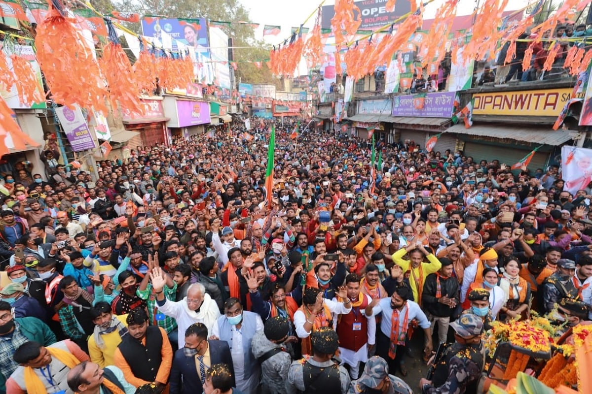 রাজধানীতে এখনও আন্দোলনে অনড় কৃষকরা। তৃণমূল সুপ্রিমো বার্তা দিয়েছেন, কৃষক আন্দোলনের পক্ষে আছে, এই প্রসঙ্গ উঠতেই তাঁর দাবি, কৃষকদের কেন্দ্রের টাকা পৌঁছে দিচ্ছে না তৃণমূল সরকার। রাজধানীতে এখনও আন্দোলনে অনড় কৃষকরা। তৃণমূল সুপ্রিমো বার্তা দিয়েছেন, কৃষক আন্দোলনের পক্ষে আছে, এই প্রসঙ্গ উঠতেই তাঁর দাবি, কৃষকদের কেন্দ্রের টাকা পৌঁছে দিচ্ছে না তৃণমূল সরকার।