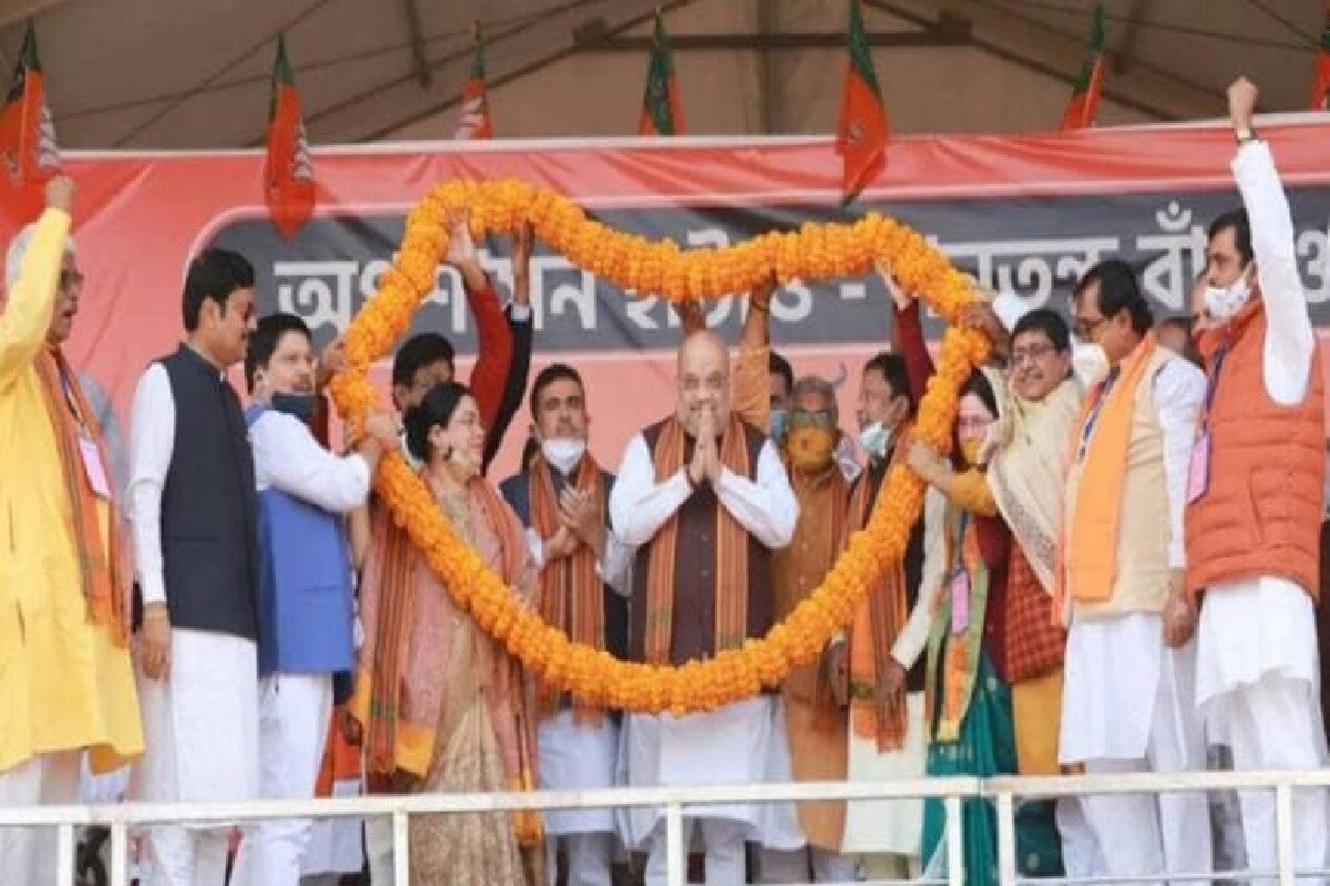 গত শনিবার মেদিনীপুরে অমিত শাহের সভায় বিজেপি-তে যোগ দেন শুভেন্দু৷ সূত্রের খবর, তার আগেই তাঁর কাছে কেন্দ্রীয় বাহিনীকে পাঠিয়ে দেওয়ার প্রস্তাব দেওয়া হয়েছিল কেন্দ্রীয় স্বরাষ্ট্রমন্ত্রকের তরফে৷ কিন্তু বিজেপি-তে যোগ দেওয়ার আগে তিনি কেন্দ্রীয় বাহিনী নেবেন না, এই নীতিগত কারণেই সেই প্রস্তাব প্রত্যাখ্যান করেন শুভেন্দু৷ Info and Photo- Abir Ghosal গত শনিবার মেদিনীপুরে অমিত শাহের সভায় বিজেপি-তে যোগ দেন শুভেন্দু৷ সূত্রের খবর, তার আগেই তাঁর কাছে কেন্দ্রীয় বাহিনীকে পাঠিয়ে দেওয়ার প্রস্তাব দেওয়া হয়েছিল কেন্দ্রীয় স্বরাষ্ট্রমন্ত্রকের তরফে৷ কিন্তু বিজেপি-তে যোগ দেওয়ার আগে তিনি কেন্দ্রীয় বাহিনী নেবেন না, এই নীতিগত কারণেই সেই প্রস্তাব প্রত্যাখ্যান করেন শুভেন্দু৷ Info and Photo- Abir Ghosal