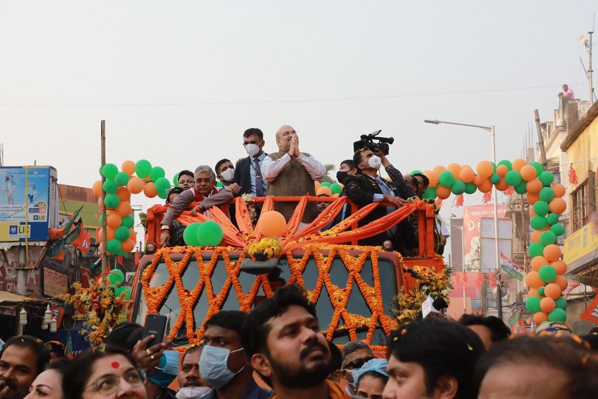অমিত শাহ বললেন ৫০ হাজার টাকা ঋণ মাথায় নিয়ে শিশু জন্মাচ্ছে। শাহের প্রশ্ন, কেন এই ঋণ, কেন উন্নয়ন নেই? অমিত শাহ বললেন ৫০ হাজার টাকা ঋণ মাথায় নিয়ে শিশু জন্মাচ্ছে। শাহের প্রশ্ন, কেন এই ঋণ, কেন উন্নয়ন নেই?