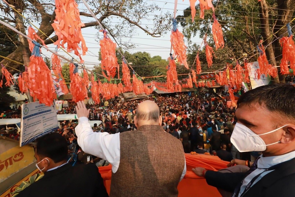 আজ বৈঠক থেকে অমিত শাহ বলেন বাংলায় তানাশাহি চলছে। তাঁর নিশানা এদিনও ছিল 'ভাইপো', যদিও অভিষেক বন্দ্যোপাধ্য়ায়ের নাম নেননি তিনি। বলেন, মোদির নেতৃত্বে সোনার বাংলা গড়ব। আজ বৈঠক থেকে অমিত শাহ বলেন বাংলায় তানাশাহি চলছে। তাঁর নিশানা এদিনও ছিল 'ভাইপো', যদিও অভিষেক বন্দ্যোপাধ্য়ায়ের নাম নেননি তিনি। বলেন, মোদির নেতৃত্বে সোনার বাংলা গড়ব।