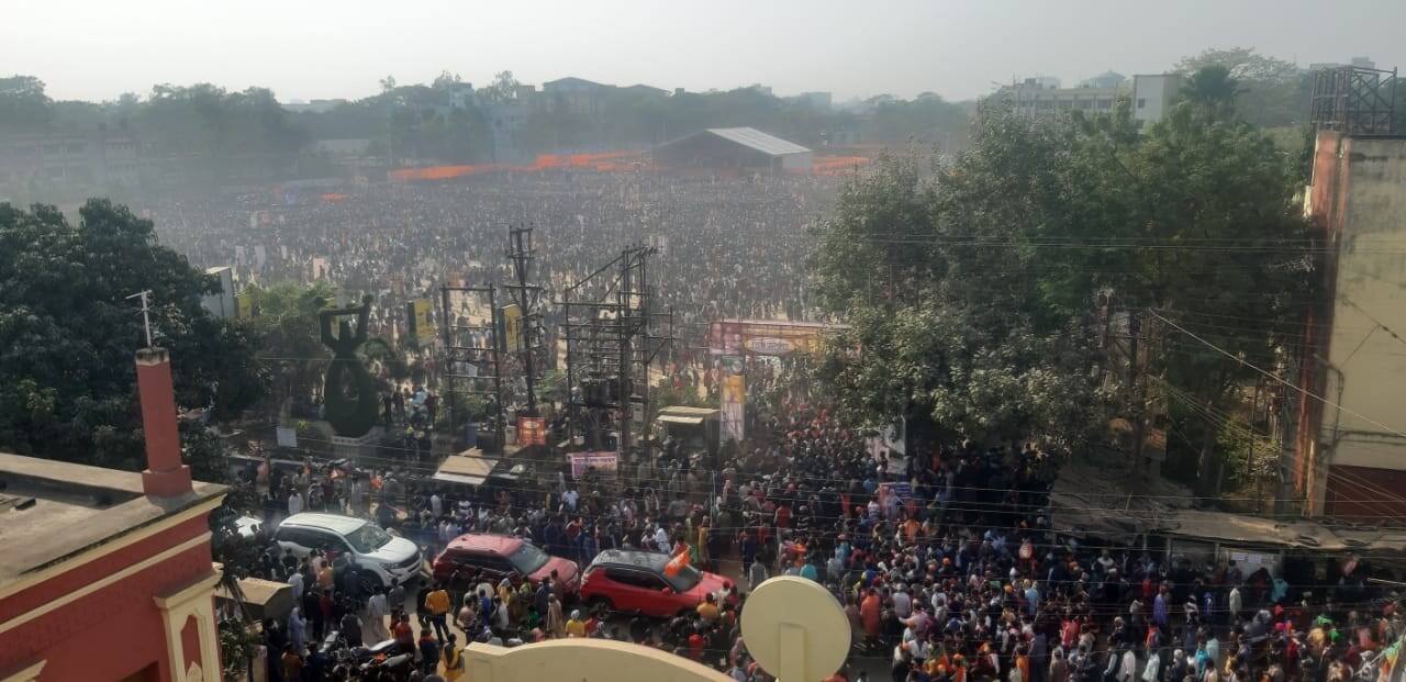পঞ্জিকা মতে বেলা এগারটার পর বাড়ি থেকে বের হন শুভেন্দু। অন্যান্য দিনের মতো বাড়ির সদর দরজার সামনে দাঁড়িয়েছিল কালো স্করপিও গাড়ি। বাড়ি থেকে বের হয়ে হাসিমুখে সাংবাদিকদের উদ্দেশ্যে হাত নেড়ে গাড়িতে উঠে মেদিনীপুরের উদ্দেশ্যে রওনা হন শুভেন্দু অধিকারী। তথ্য- সুজিত ভৌমিক পঞ্জিকা মতে বেলা এগারটার পর বাড়ি থেকে বের হন শুভেন্দু। অন্যান্য দিনের মতো বাড়ির সদর দরজার সামনে দাঁড়িয়েছিল কালো স্করপিও গাড়ি। বাড়ি থেকে বের হয়ে হাসিমুখে সাংবাদিকদের উদ্দেশ্যে হাত নেড়ে গাড়িতে উঠে মেদিনীপুরের উদ্দেশ্যে রওনা হন শুভেন্দু অধিকারী। তথ্য- সুজিত ভৌমিক