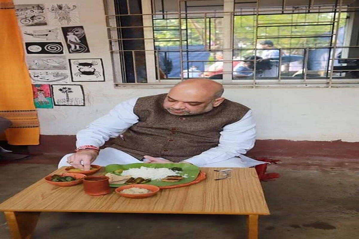 রবিবার বাসুদেব বাউলকে নিয়েই মধ্যাহ্নভোজ সেরেছিলেন অমিত শাহ৷ এ দিন অবশ্য অনুব্রতর কাছে গিয়ে তাঁর গলায় শোনা যায় অভিযোগের সুর৷ তিনি জানিয়েছেন, লকডাউনে উপার্জন কার্যত বন্ধ ছিল৷ নিজের মেয়েকে অনেক কষ্টে এমএ পাস করাতে পারলেও তাঁর বিএড পড়ার ব্যবস্থা করতে পারেননি৷ ভেবেছিলেন অমিত শাহ বাড়িতে এলে তাঁকে এই সমস্যার কথা জানালে সুরাহা হবে৷ কিন্তু সেই সুযোগই তিনি পাননি৷ Info and Photo-Indrajit Ruj রবিবার বাসুদেব বাউলকে নিয়েই মধ্যাহ্নভোজ সেরেছিলেন অমিত শাহ৷ এ দিন অবশ্য অনুব্রতর কাছে গিয়ে তাঁর গলায় শোনা যায় অভিযোগের সুর৷ তিনি জানিয়েছেন, লকডাউনে উপার্জন কার্যত বন্ধ ছিল৷ নিজের মেয়েকে অনেক কষ্টে এমএ পাস করাতে পারলেও তাঁর বিএড পড়ার ব্যবস্থা করতে পারেননি৷ ভেবেছিলেন অমিত শাহ বাড়িতে এলে তাঁকে এই সমস্যার কথা জানালে সুরাহা হবে৷ কিন্তু সেই সুযোগই তিনি পাননি৷ Info and Photo-Indrajit Ruj