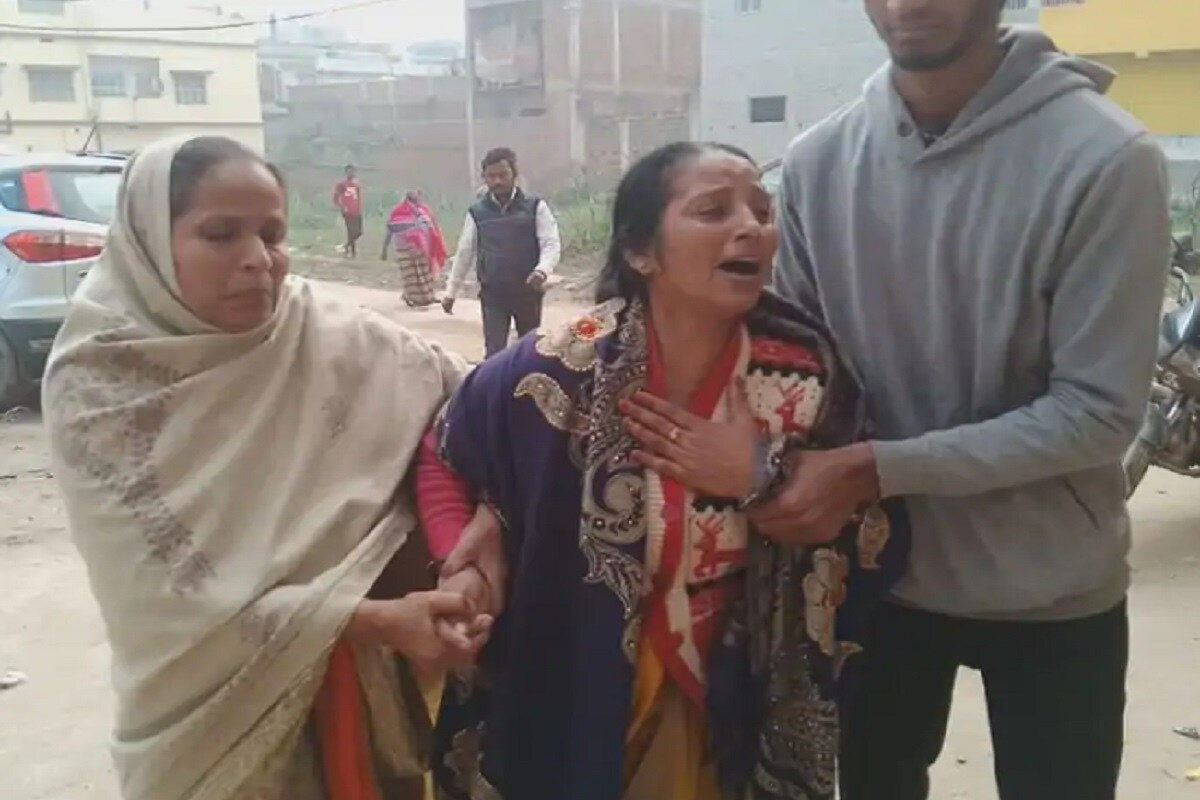 ঘটনার বিরোধিতা করে স্থানীয় লোকেরা জমায়েত শুরু করেছে ৷ সমগ্র ঘটনায় এলাকা জুড়ে পরিবেশ থমথমে ৷ দোষীদের কড়া শাস্তি দেওয়ার লক্ষ্যে তদন্ত শুরু করেছে ৷ মৃতদেহ উদ্ধার করে ময়না তদন্তের জন্য পাঠানো হয়েছে নালন্দা মেডিক্যাল কলেজে ৷ ঘটনার বিরোধিতা করে স্থানীয় লোকেরা জমায়েত শুরু করেছে ৷ সমগ্র ঘটনায় এলাকা জুড়ে পরিবেশ থমথমে ৷ দোষীদের কড়া শাস্তি দেওয়ার লক্ষ্যে তদন্ত শুরু করেছে ৷ মৃতদেহ উদ্ধার করে ময়না তদন্তের জন্য পাঠানো হয়েছে নালন্দা মেডিক্যাল কলেজে ৷