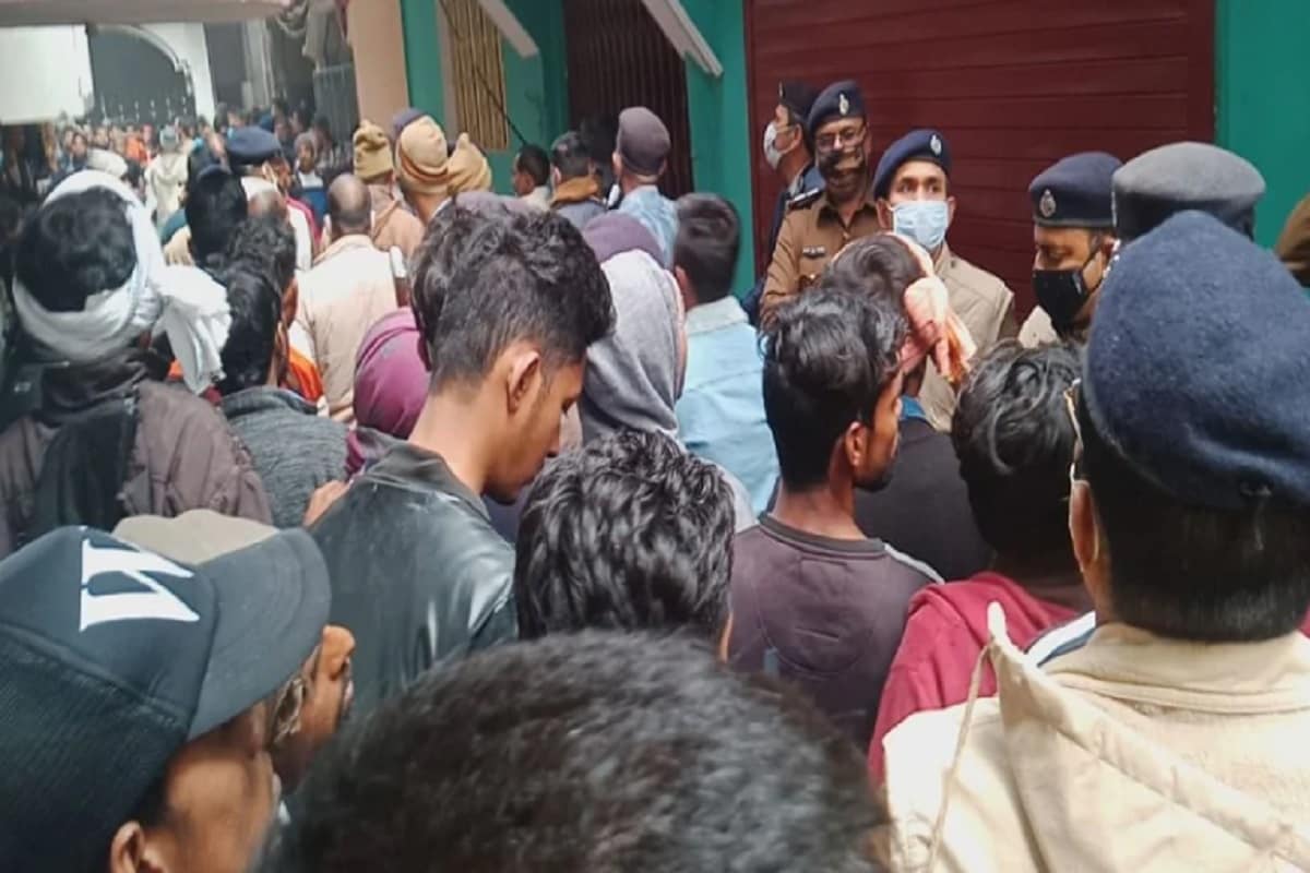 তারপরেই আজ সকালেই আজিমগড় কলোনিতে অংশুর মাথাকাটা মৃতদেহ উদ্ধার করা হয়েছে ৷ মৃতের এক বন্ধু রোশন কুমারের দাবি মেয়েটির ভাই আব্রাহাম মালিক অংশুকে বারেবারে খুন করার হুমকি দিতেন ৷ তারপরেই আজ সকালেই আজিমগড় কলোনিতে অংশুর মাথাকাটা মৃতদেহ উদ্ধার করা হয়েছে ৷ মৃতের এক বন্ধু রোশন কুমারের দাবি মেয়েটির ভাই আব্রাহাম মালিক অংশুকে বারেবারে খুন করার হুমকি দিতেন ৷