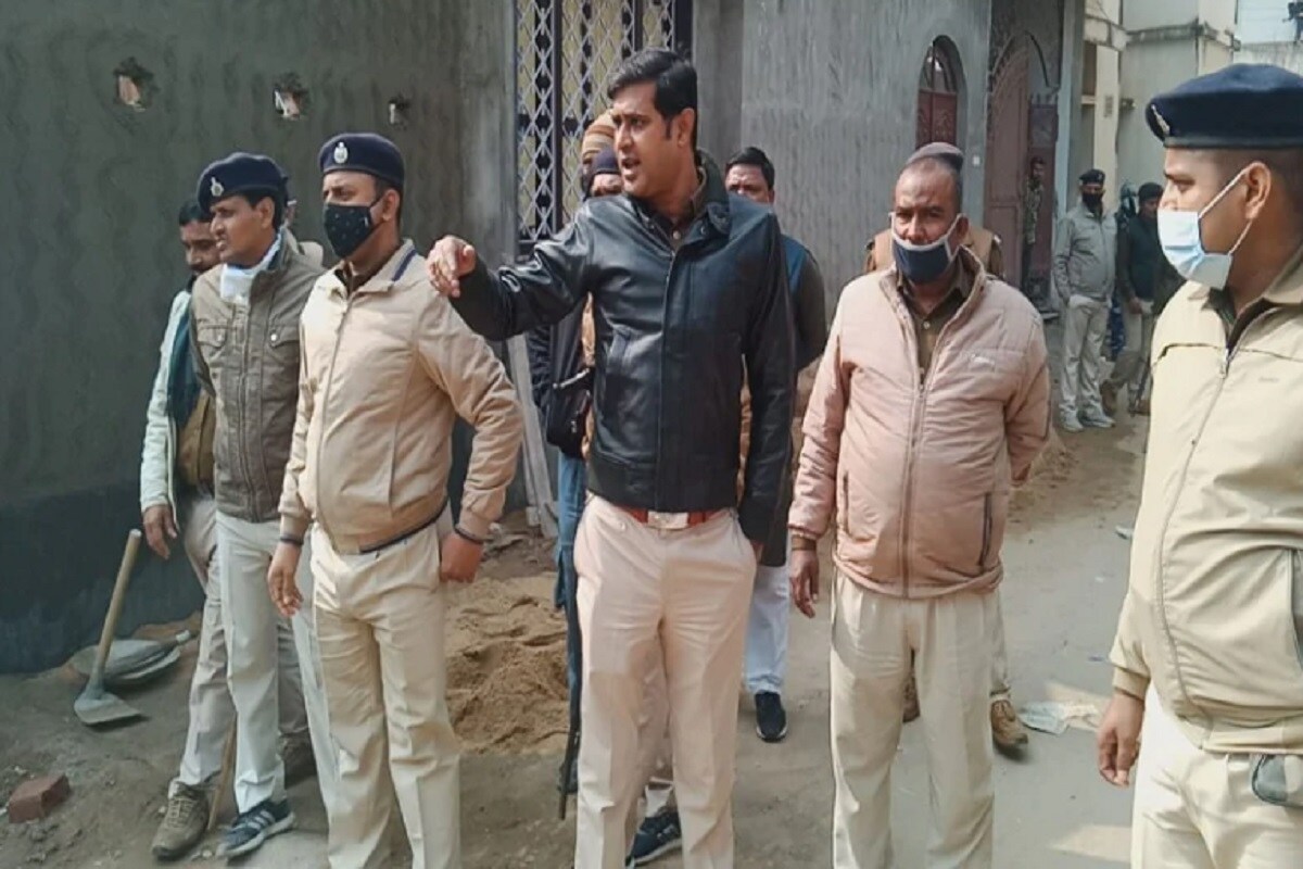 জানতে পারা গিয়েছে বাহাদূরপুর থানার অন্তর্গত সন্দলপুরের নিবাসী স্বর্গীয় সঞ্জয় ১৮ বছরের সন্তান অংশু কুমার তাঁর পাড়ার একটি মেয়েকে ভালবাসত ৷ একদিন এমনই হয়েছে যখন মেয়েটি তাঁর পাড়ায় ডেকে পাঠিয়েছে মেয়েটিকে ৷ মেয়েটির ডাকে সাড়া দিতেই অংশু বাড়ি থেকে বেরিয়েছিলেন ৷ এরপরেই তিনি বাড়িতে আর ফেরেননি ৷ জানতে পারা গিয়েছে বাহাদূরপুর থানার অন্তর্গত সন্দলপুরের নিবাসী স্বর্গীয় সঞ্জয় ১৮ বছরের সন্তান অংশু কুমার তাঁর পাড়ার একটি মেয়েকে ভালবাসত ৷ একদিন এমনই হয়েছে যখন মেয়েটি তাঁর পাড়ায় ডেকে পাঠিয়েছে মেয়েটিকে ৷ মেয়েটির ডাকে সাড়া দিতেই অংশু বাড়ি থেকে বেরিয়েছিলেন ৷ এরপরেই তিনি বাড়িতে আর ফেরেননি ৷