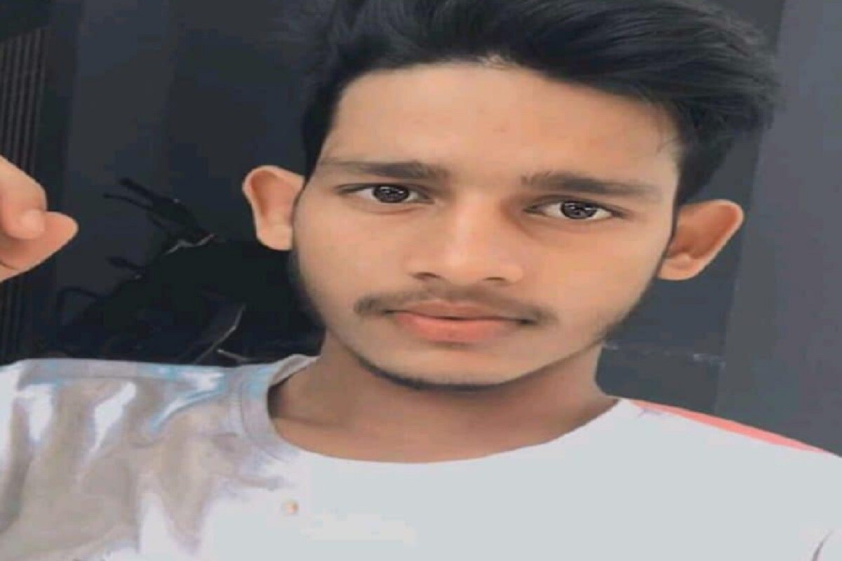 বিহারের রাজধানী পটনায় এক মর্মান্তিক ঘটনা প্রকাশ্যে এসেছে ৷ অপরাধমূলক ঘটনার দৃষ্টান্তমূলক শাস্তির পরেও কোনও ভাবেই অপরাধের পরিমাণ কমছেনা ৷ এমনই এক অপরাধমূলক ঘটনা প্রকাশ্যে এসেছে যা দেখতে পাওয়া গিয়েছে পটনার বাহাদূরপুর থানা এলকায় আজিমাবাদ কলোনির ঘটনা ৷ প্রেমের ঘটনার মর্মান্তিক পরিণতি লক্ষ্য করা হয়ে গিয়েছে ৷ বিহারের রাজধানী পটনায় এক মর্মান্তিক ঘটনা প্রকাশ্যে এসেছে ৷ অপরাধমূলক ঘটনার দৃষ্টান্তমূলক শাস্তির পরেও কোনও ভাবেই অপরাধের পরিমাণ কমছেনা ৷ এমনই এক অপরাধমূলক ঘটনা প্রকাশ্যে এসেছে যা দেখতে পাওয়া গিয়েছে পটনার বাহাদূরপুর থানা এলকায় আজিমাবাদ কলোনির ঘটনা ৷ প্রেমের ঘটনার মর্মান্তিক পরিণতি লক্ষ্য করা হয়ে গিয়েছে ৷