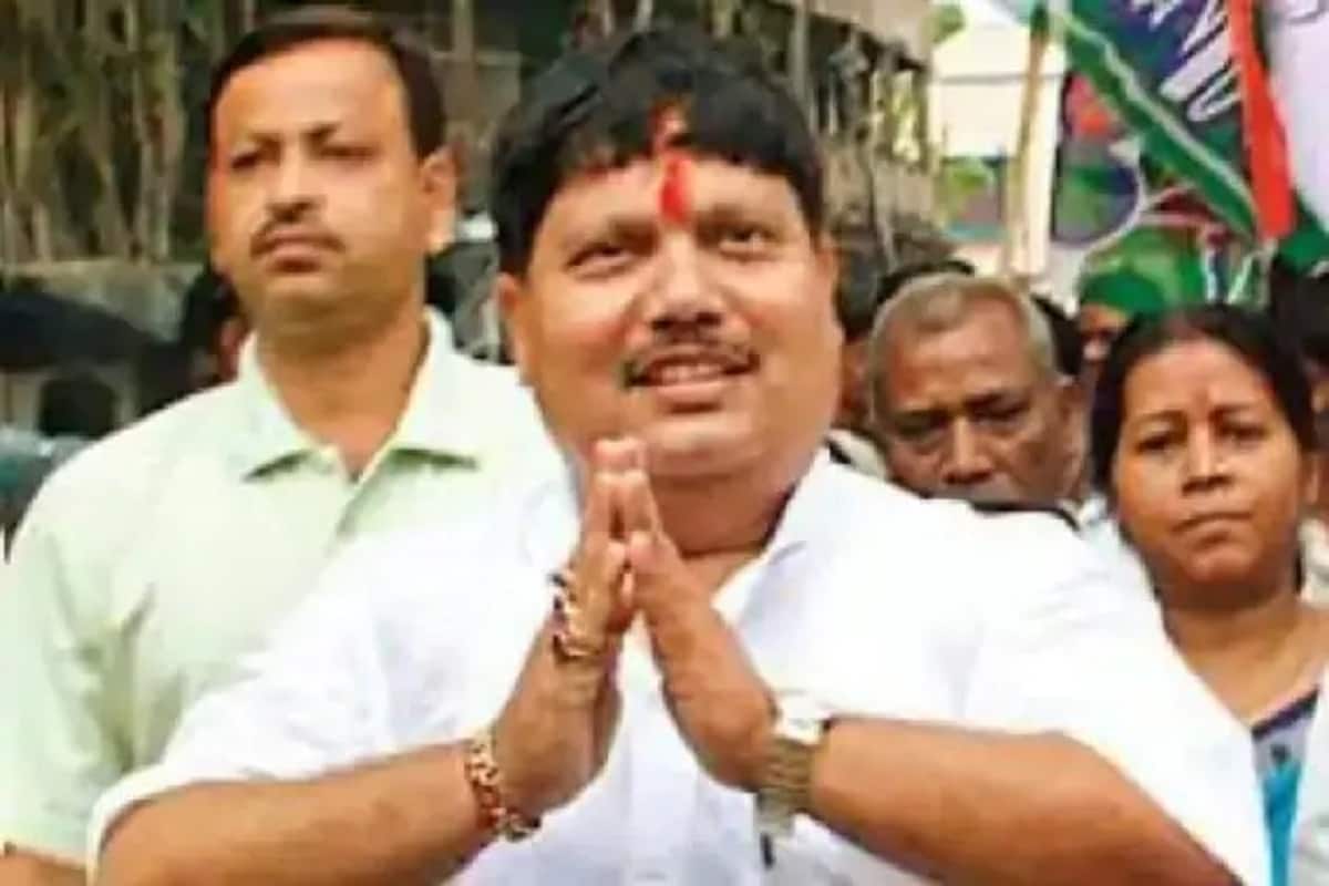২০১৯ সালে, লোকসভা নির্বাচনের ঠিক আগে মুকুলের হাত ধরেই গেরুয়া রথে চড়েছিলেন চারবারের তৃণমূল বিধায়ক অর্জুন সিং। অর্জুনের দাবি ছিল, পুলওয়ামা কাণ্ডে মমতার অবস্থানের কারণেই পদত্যাগ করেন তিনি। ২০১৯ সালে, লোকসভা নির্বাচনের ঠিক আগে মুকুলের হাত ধরেই গেরুয়া রথে চড়েছিলেন চারবারের তৃণমূল বিধায়ক অর্জুন সিং। অর্জুনের দাবি ছিল, পুলওয়ামা কাণ্ডে মমতার অবস্থানের কারণেই পদত্যাগ করেন তিনি।
