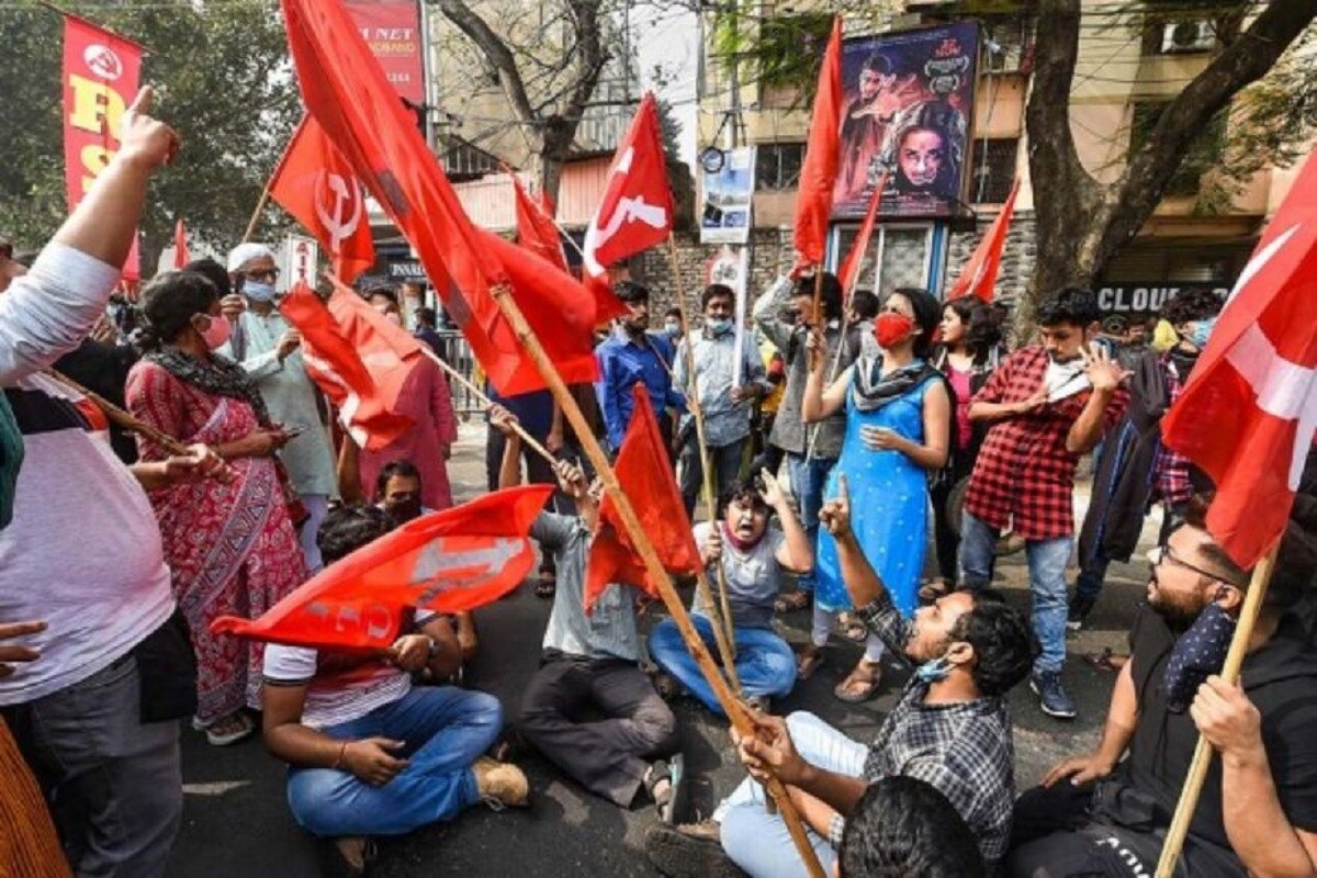 কলকাতায় পথে নেমে মিছিল করেন বামেরা। শ্যামবাজার, এন্টালির মতো জায়গায় মিছিল দেখা যায় বাম ট্রেড ইউনিয়নের। কলকাতায় পথে নেমে মিছিল করেন বামেরা। শ্যামবাজার, এন্টালির মতো জায়গায় মিছিল দেখা যায় বাম ট্রেড ইউনিয়নের।
