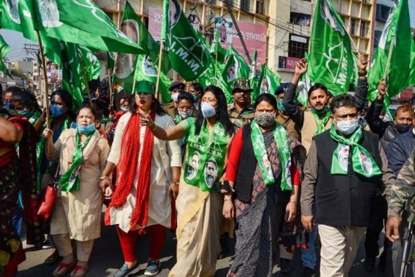 রাঁচিতে বনধ সমর্থনে পথে দেখা গেল ঝাড়খণ্ড মুক্তি মোর্চার সমর্থকদের।
