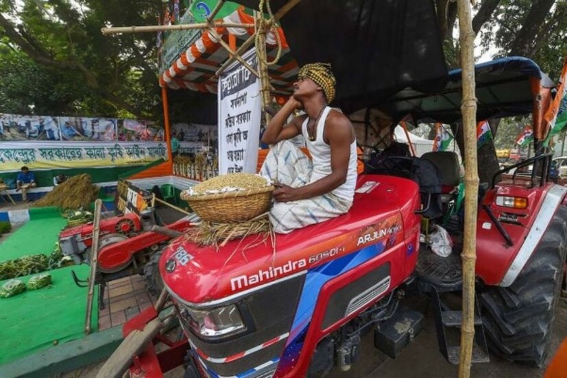 কলকাতায় বনধের সমর্থনে ট্রাক্টরের মাথায় উঠে বসেছেন এক তৃণমূল কর্মী।