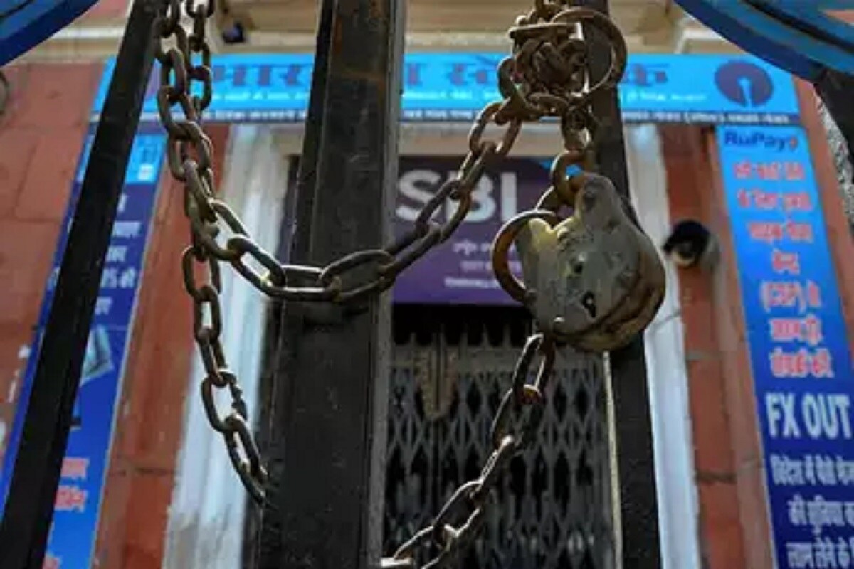 গত ফেব্রুয়ারিতে কেন্দ্রীয় বাজেট ঘোষণার সময় দেশের অর্থমন্ত্রী নির্মলা সীতারমন (Nirmala Sitharaman) সরকারের ডিজইনভেস্টমেন্ট ড্রাইভের (Disinvestment Drive) মাধ্যমে ১.৭৫ লক্ষ কোটি টাকা উপার্জন করতে রাষ্ট্রায়ত্ব ব্যাঙ্কগুলির বেসরকারিকরণের কথা ঘোষণা করেছিলেন। আইডিবিআই (IDBI) ছাড়াও ২০২০-২১ অর্থবর্ষে দেশের দু'টি পিএসইউ ব্যাঙ্ক ও জেনারেল ইনসিওরেন্স কোম্পানির বেসরকারিকরণের কথা জানিয়েছেন অর্থমন্ত্রী। এর প্রতিবাদে দেশব্যাপী ধর্মঘট ডেকেছে ইউনাইটেড ফোরাম অফ ব্যাঙ্ক ইউনিয়নস (United Forum of Bank Unions) বা ইউএফবিইউ (UFBU)। গত ফেব্রুয়ারিতে কেন্দ্রীয় বাজেট ঘোষণার সময় দেশের অর্থমন্ত্রী নির্মলা সীতারমন (Nirmala Sitharaman) সরকারের ডিজইনভেস্টমেন্ট ড্রাইভের (Disinvestment Drive) মাধ্যমে ১.৭৫ লক্ষ কোটি টাকা উপার্জন করতে রাষ্ট্রায়ত্ব ব্যাঙ্কগুলির বেসরকারিকরণের কথা ঘোষণা করেছিলেন। আইডিবিআই (IDBI) ছাড়াও ২০২০-২১ অর্থবর্ষে দেশের দু'টি পিএসইউ ব্যাঙ্ক ও জেনারেল ইনসিওরেন্স কোম্পানির বেসরকারিকরণের কথা জানিয়েছেন অর্থমন্ত্রী। এর প্রতিবাদে দেশব্যাপী ধর্মঘট ডেকেছে ইউনাইটেড ফোরাম অফ ব্যাঙ্ক ইউনিয়নস (United Forum of Bank Unions) বা ইউএফবিইউ (UFBU)।