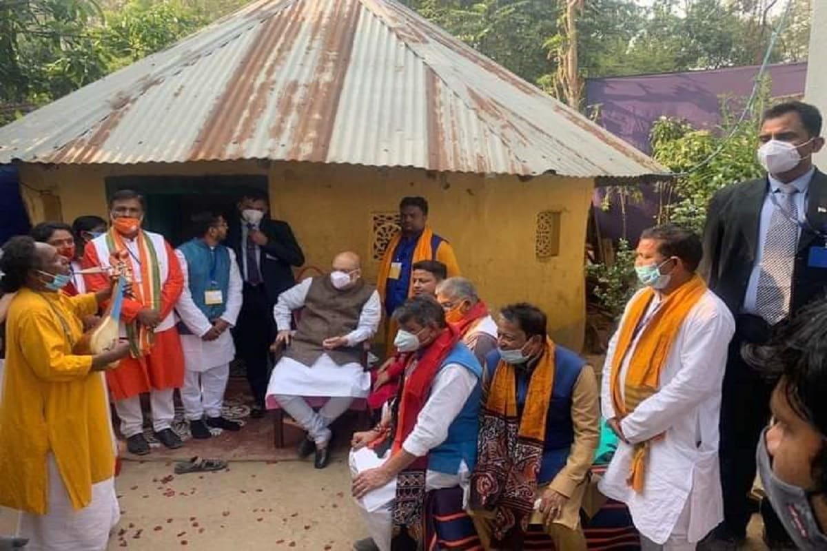 এ দিন অনু্ব্রতর কাছে গিয়েও মেয়ে পড়াশোনা নিয়ে সমস্যার কথা জানান বাসুদেব বাউল৷ মেয়ের পড়াশোনার ব্যবস্থা করা হবে বলে আশ্বস্ত করেছেন তৃণমূলের জেলা সভাপতি৷ Info and Photo-Indrajit Ruj এ দিন অনু্ব্রতর কাছে গিয়েও মেয়ে পড়াশোনা নিয়ে সমস্যার কথা জানান বাসুদেব বাউল৷ মেয়ের পড়াশোনার ব্যবস্থা করা হবে বলে আশ্বস্ত করেছেন তৃণমূলের জেলা সভাপতি৷ Info and Photo-Indrajit Ruj