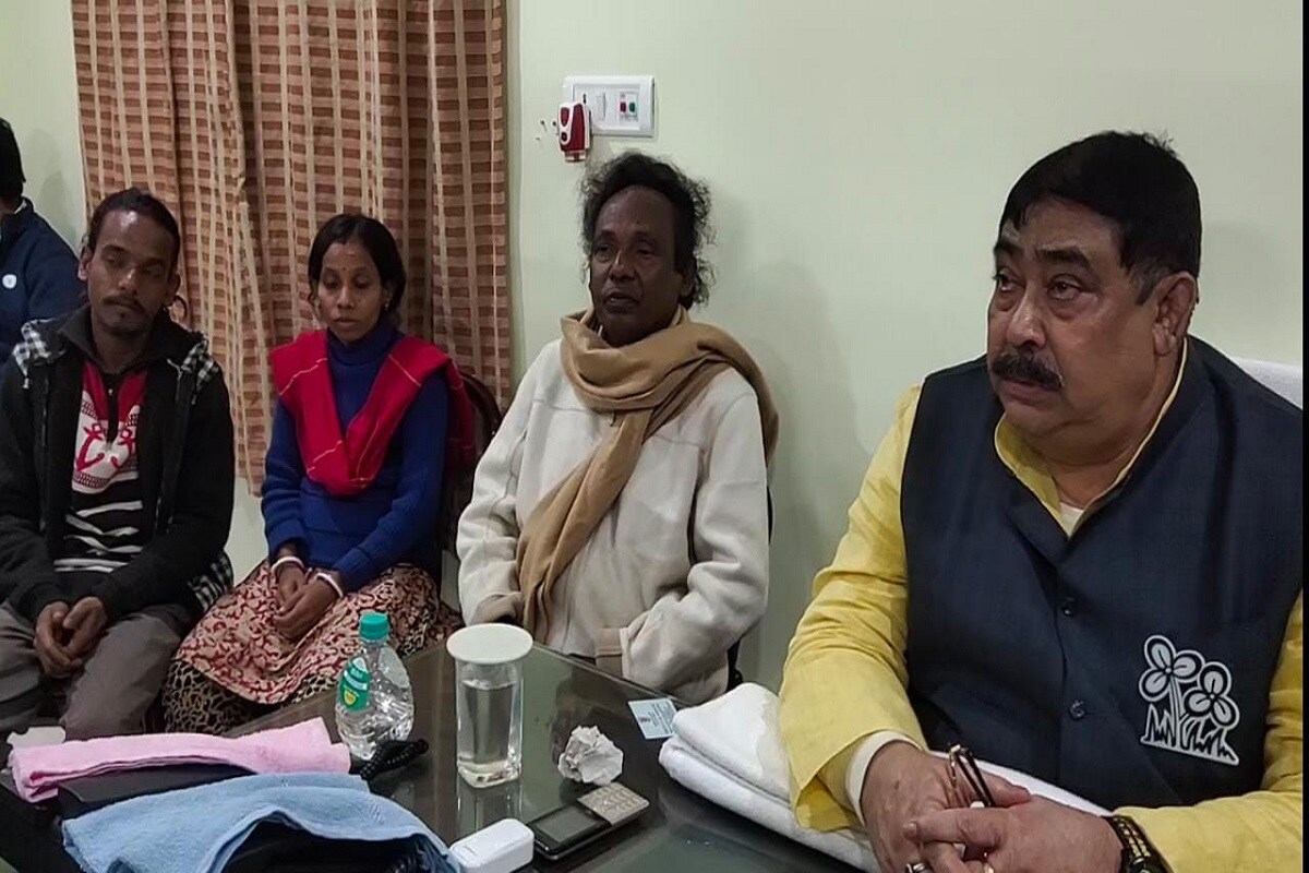 প্রবীণ বাউল শিল্পী অভিযোগ করেন, অমিত শাহের সঙ্গে কথা বলারই সুযোগ পাননি তিনি, নিজের সমস্যার কথাও জানাতে পারেননি৷ ফলে সমস্যা সমাধানের জন্যই অনুব্রত মণ্ডলের দ্বারস্থ হন তিনি৷ সেদিনই তিনি জানান, মমতা বন্দ্যোপাধ্যায়ের মিছিলেও যাবেন তিনি৷ Info-Indrajit Ruj প্রবীণ বাউল শিল্পী অভিযোগ করেন, অমিত শাহের সঙ্গে কথা বলারই সুযোগ পাননি তিনি, নিজের সমস্যার কথাও জানাতে পারেননি৷ ফলে সমস্যা সমাধানের জন্যই অনুব্রত মণ্ডলের দ্বারস্থ হন তিনি৷ সেদিনই তিনি জানান, মমতা বন্দ্যোপাধ্যায়ের মিছিলেও যাবেন তিনি৷ Info-Indrajit Ruj