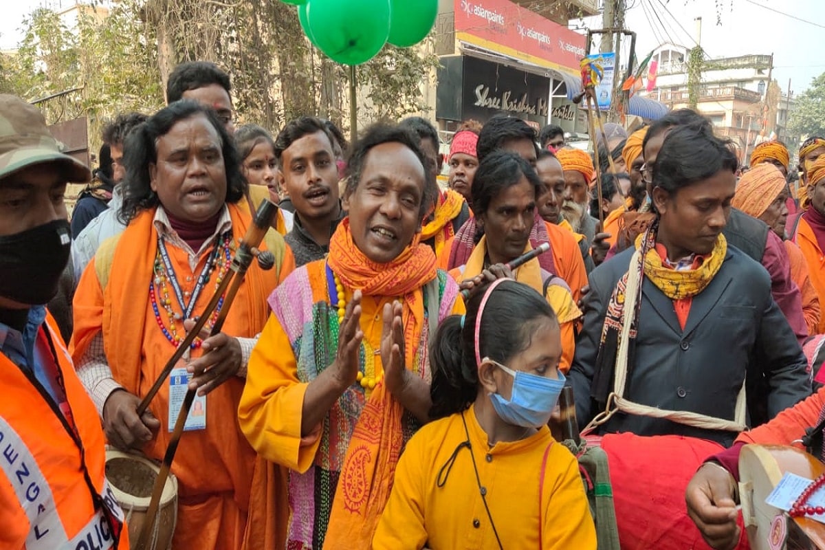এ দিনই মমতা বন্দ্যোপাধ্যায়ের মিছিলে অন্যান্য বাউল শিল্পীদের সঙ্গে সামনের সারিতেই ছিলেন বাসুদেব দাস বাউল৷ তিনি জানান, মুখ্যমন্ত্রীকে গানও শোনাতে চান৷ একই সঙ্গে নিজের এবং অন্যান্য বাউল শিল্পীদের সমস্যাও তুলে ধরতে চান৷ Info-Indrajit Ruj এ দিনই মমতা বন্দ্যোপাধ্যায়ের মিছিলে অন্যান্য বাউল শিল্পীদের সঙ্গে সামনের সারিতেই ছিলেন বাসুদেব দাস বাউল৷ তিনি জানান, মুখ্যমন্ত্রীকে গানও শোনাতে চান৷ একই সঙ্গে নিজের এবং অন্যান্য বাউল শিল্পীদের সমস্যাও তুলে ধরতে চান৷ Info-Indrajit Ruj