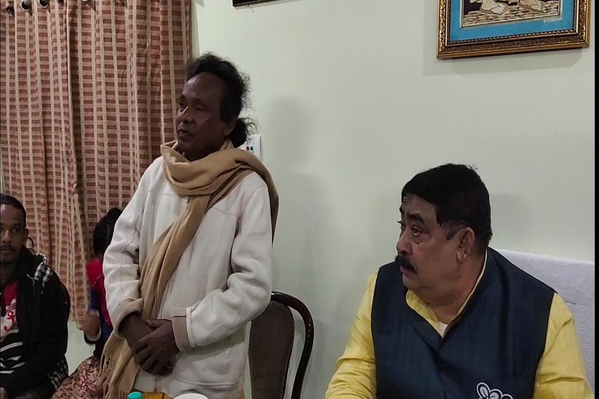 বাসুদেব দাস বাউল জানান, 'তোমায় হৃদ মাঝারে রাখব, ছেড়ে দেব না...', এই গানটিই মুখ্যমন্ত্রীকে শোনাতে চান তিনি৷ ঘটনাচক্রে, অমিত শাহকেও একই গান শুনিয়েছিলেন প্রবীণ এই বাউল শিল্পী৷ Info-Indrajit Ruj বাসুদেব দাস বাউল জানান, 'তোমায় হৃদ মাঝারে রাখব, ছেড়ে দেব না...', এই গানটিই মুখ্যমন্ত্রীকে শোনাতে চান তিনি৷ ঘটনাচক্রে, অমিত শাহকেও একই গান শুনিয়েছিলেন প্রবীণ এই বাউল শিল্পী৷ Info-Indrajit Ruj