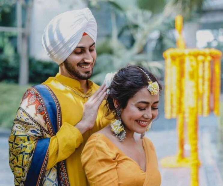 এর পর নেহার সঙ্গে আলাপ করেন তিনি। এবং নেহার থেকে স্নাপচ্যাট নম্বর চেয়ে নেন। জোগার করেন নেহার হোয়াটসঅ্যাপ নম্বর। তারপর সেখানেই শুরু হয় কথা। photo source collected 