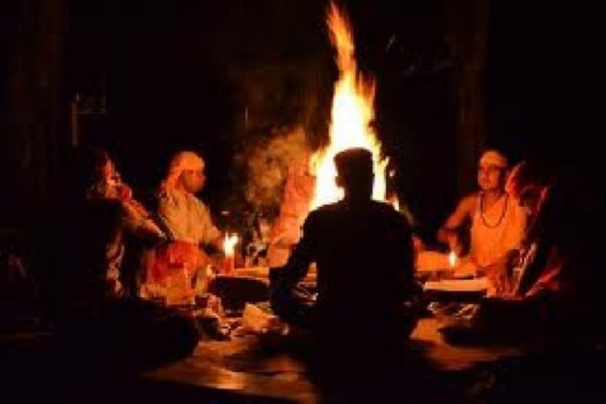গীতা এবং অনিল মহেনসারিয়ার মধ্যে বিবাহবিচ্ছেদের মামলা চলছিল৷ পারিবারিক বিবাদের কারণেই নিউ টাউনের একটি ফ্ল্যাটে গিয়ে থাকতেন তিনি৷ অনিলবাবু আলাদা থাকতে শুরু করার পরেই দুই ছেলে ও এক মেয়েকে নিয়ে আর্থিক সংকটে পড়ে গীতা৷ এই সমস্যা থেকে বেরিয়ে আসতে আরও বেশি করে তন্ত্র সাধনার উপরে গীতা নির্ভরশীল হয়ে পড়েছিল বলে জানতে পেরেছেন তদন্তকারীরা৷ সল্টলেকের ওই বাড়িতে নিয়মিত তান্ত্রিকদের যাতায়াত ছিল বলে জানিয়েছেন প্রতিবেশীরাও৷ Info-Shanku Santra গীতা এবং অনিল মহেনসারিয়ার মধ্যে বিবাহবিচ্ছেদের মামলা চলছিল৷ পারিবারিক বিবাদের কারণেই নিউ টাউনের একটি ফ্ল্যাটে গিয়ে থাকতেন তিনি৷ অনিলবাবু আলাদা থাকতে শুরু করার পরেই দুই ছেলে ও এক মেয়েকে নিয়ে আর্থিক সংকটে পড়ে গীতা৷ এই সমস্যা থেকে বেরিয়ে আসতে আরও বেশি করে তন্ত্র সাধনার উপরে গীতা নির্ভরশীল হয়ে পড়েছিল বলে জানতে পেরেছেন তদন্তকারীরা৷ সল্টলেকের ওই বাড়িতে নিয়মিত তান্ত্রিকদের যাতায়াত ছিল বলে জানিয়েছেন প্রতিবেশীরাও৷ Info-Shanku Santra