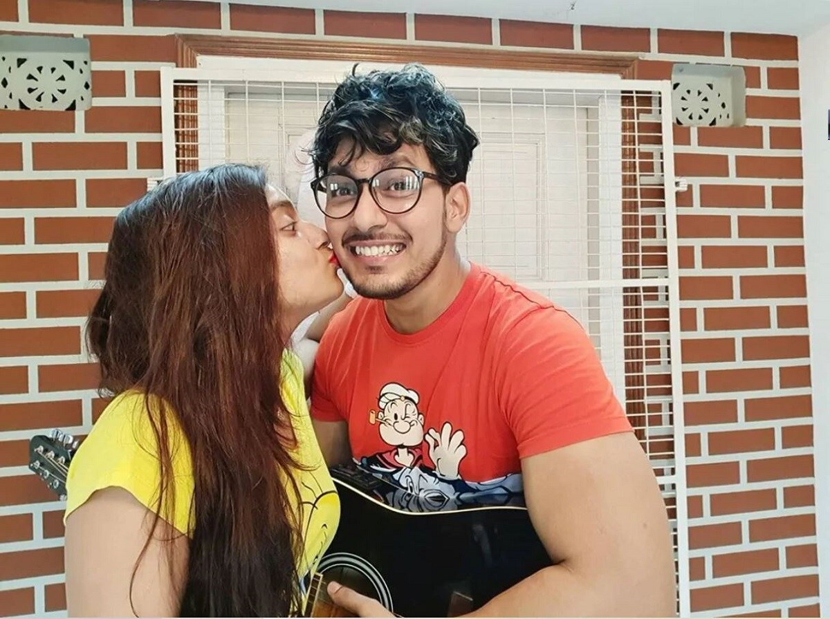 হলুদ ছাপা কুর্তাতে ছবি পোস্ট করলেন তিনি। লিখলেন, হলুদ ছাপা কুর্তাতে ছবি পোস্ট করলেন তিনি। লিখলেন,