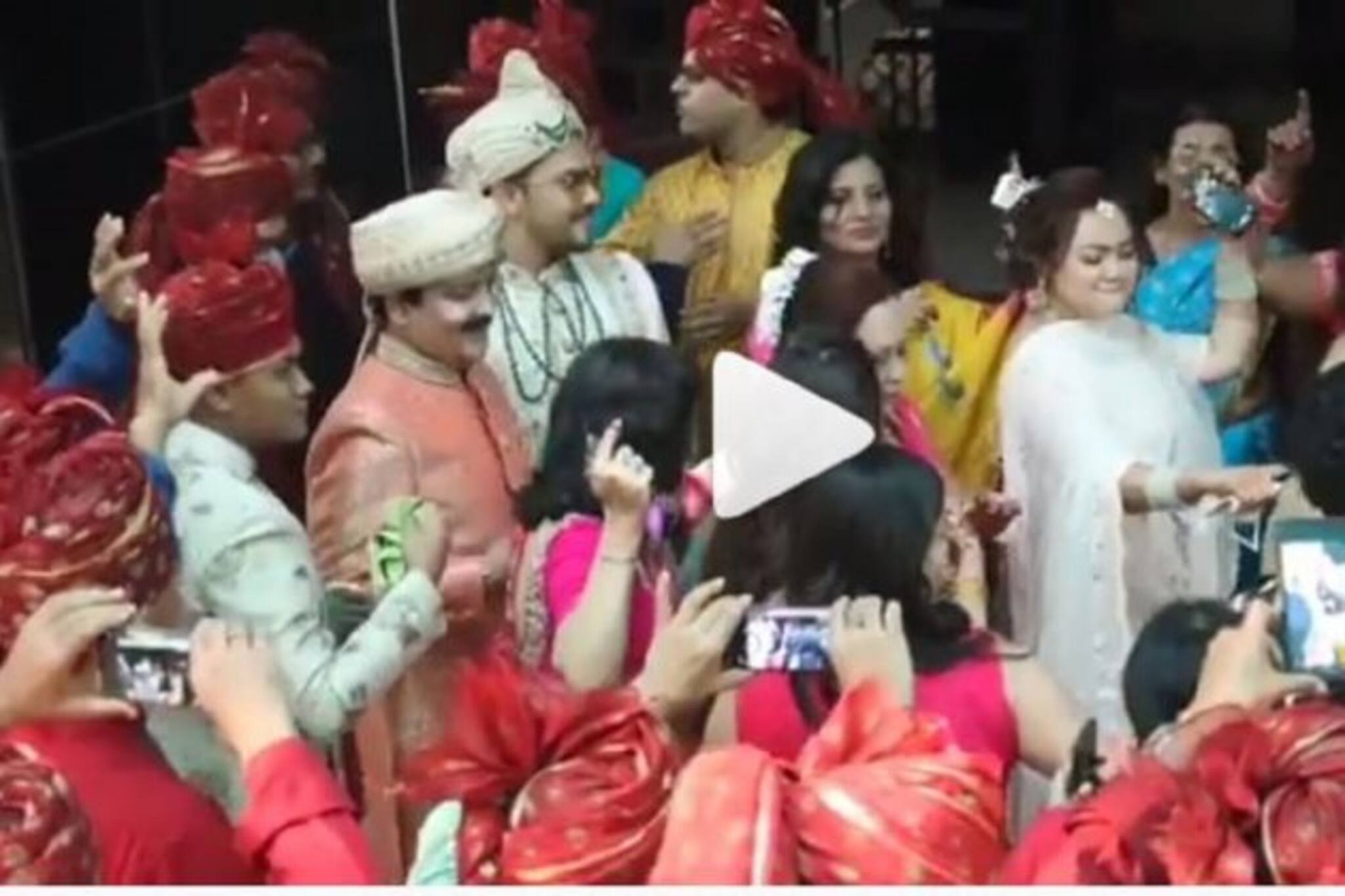 ছেলে আদিত্যর বিয়েতে তুমুল নাচ মায়ের ! রাস্তা জুড়ে নাচলেন বরযাত্রীরা !