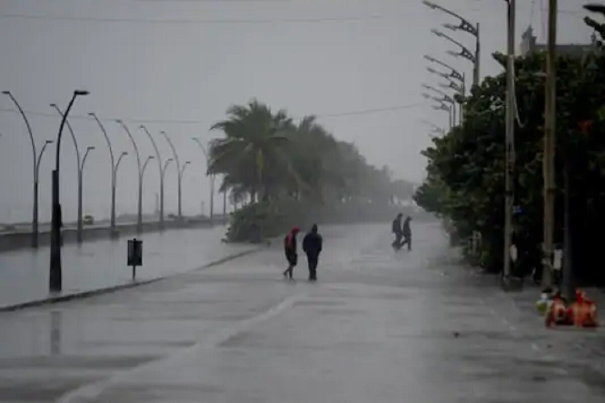 আগামী ২৪ ঘণ্টায় প্রবল বৃষ্টিপাতের সম্ভাবনা দেখা গিয়েছিল তামিল নাডু, পুদুচেরি ও কারাইকালে। অন্ধ্র প্রদেশ ও লাক্ষাদ্বীপে শুক্রবার ভারী বৃষ্টির সম্ভাবনার কথাও জানায় আবহাওয়া দফতর। দক্ষিণ তামিল নাডুর বেশ কিছু জায়গায় ভারী ও অতিভারী বৃষ্টিপাতের সম্ভাবনা রয়েছে। প্রবল বর্ষণের পূর্বাভাস ছিল কেরালার প্রান্তিক অঞ্চল ও মাহেতেও। আগামী ২৪ ঘণ্টায় প্রবল বৃষ্টিপাতের সম্ভাবনা দেখা গিয়েছিল তামিল নাডু, পুদুচেরি ও কারাইকালে। অন্ধ্র প্রদেশ ও লাক্ষাদ্বীপে শুক্রবার ভারী বৃষ্টির সম্ভাবনার কথাও জানায় আবহাওয়া দফতর। দক্ষিণ তামিল নাডুর বেশ কিছু জায়গায় ভারী ও অতিভারী বৃষ্টিপাতের সম্ভাবনা রয়েছে। প্রবল বর্ষণের পূর্বাভাস ছিল কেরালার প্রান্তিক অঞ্চল ও মাহেতেও।