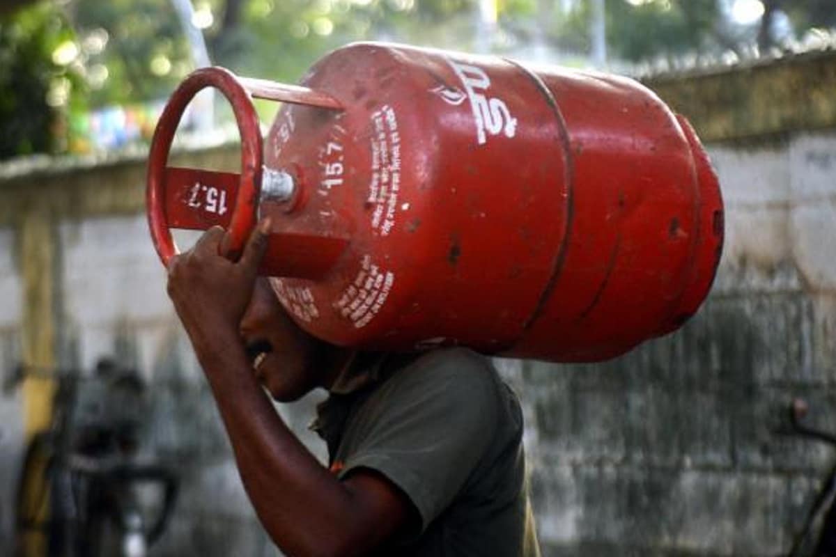 সম্প্রতি সরকারের তরফে এলপিজি সিলিন্ডারের দাম বৃদ্ধি করা হয়েছে ৷ এর জেরে ভর্তুকিযুক্ত ১৪.২ কিলোগ্রাম এলপিজি সিলিন্ডারের দাম ৬৪৪ টাকা থেকে বেড়ে ৬৯৪ টাকা হয়ে গিয়েছে ৷ ডিসেম্বর মাসে দু’বার দাম বাড়ানো হয়েছে গ্যাস সিলিন্ডারের ৷ এর আগে ১ ডিসেম্বর এলপিজি সিলিন্ডারের দাম ৫০ টাকা বৃদ্ধি করা হয়েছিল ৷ কিন্তু আপনি জানেন কী এই মাসে মাত্র ২০০ টাকায় সিলিন্ডার কিনতে পারবেন ৷ দেখে নিন কীভাবে মিলবে এই সুবিধা.... সম্প্রতি সরকারের তরফে এলপিজি সিলিন্ডারের দাম বৃদ্ধি করা হয়েছে ৷ এর জেরে ভর্তুকিযুক্ত ১৪.২ কিলোগ্রাম এলপিজি সিলিন্ডারের দাম ৬৪৪ টাকা থেকে বেড়ে ৬৯৪ টাকা হয়ে গিয়েছে ৷ ডিসেম্বর মাসে দু’বার দাম বাড়ানো হয়েছে গ্যাস সিলিন্ডারের ৷ এর আগে ১ ডিসেম্বর এলপিজি সিলিন্ডারের দাম ৫০ টাকা বৃদ্ধি করা হয়েছিল ৷ কিন্তু আপনি জানেন কী এই মাসে মাত্র ২০০ টাকায় সিলিন্ডার কিনতে পারবেন ৷ দেখে নিন কীভাবে মিলবে এই সুবিধা....